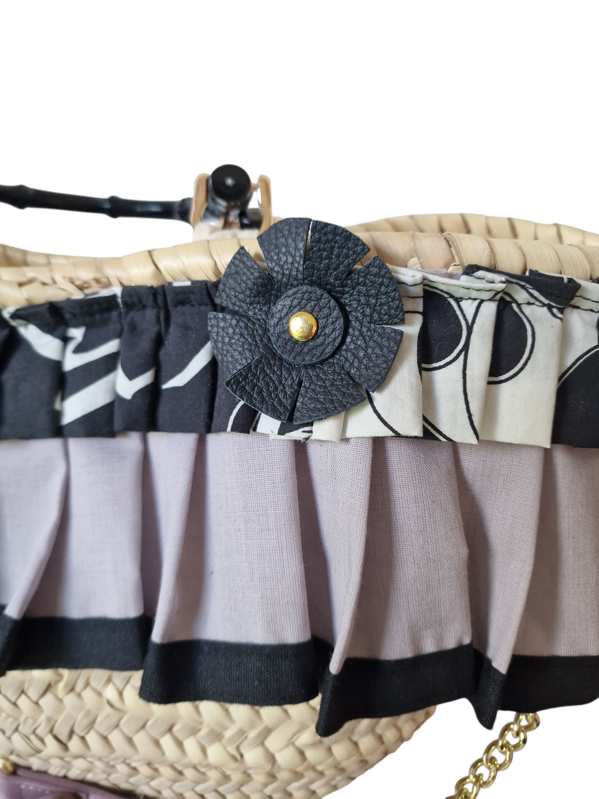 Dettaglio del fiore decorativo in pelle nera applicato sulla coffa Ammuri Sicilia.