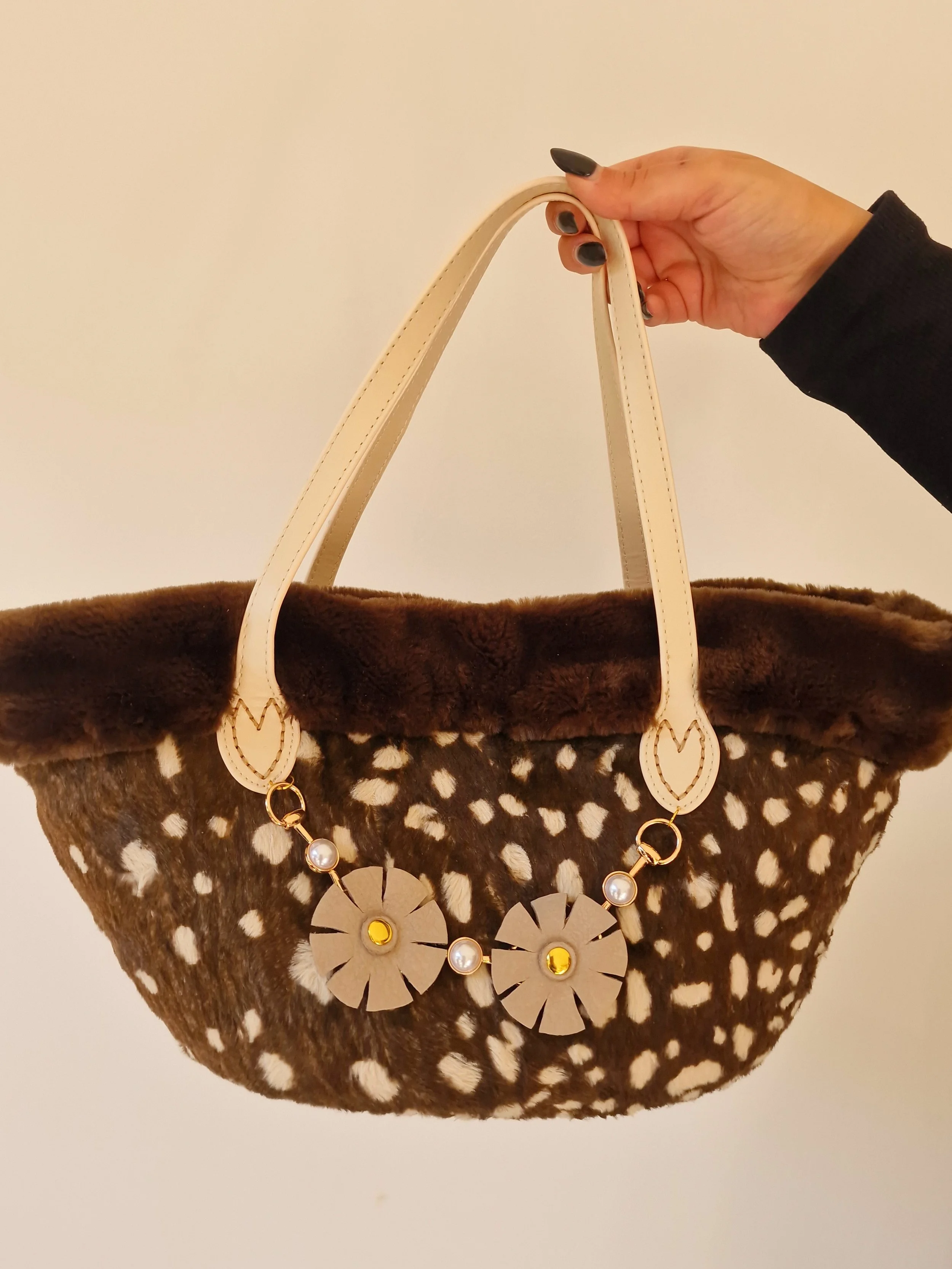 Borsa artigianale “Terra Viva” Ammuri Sicilia, creazione handmade in cavallino, elegante e naturale, ideale per look autunnali.