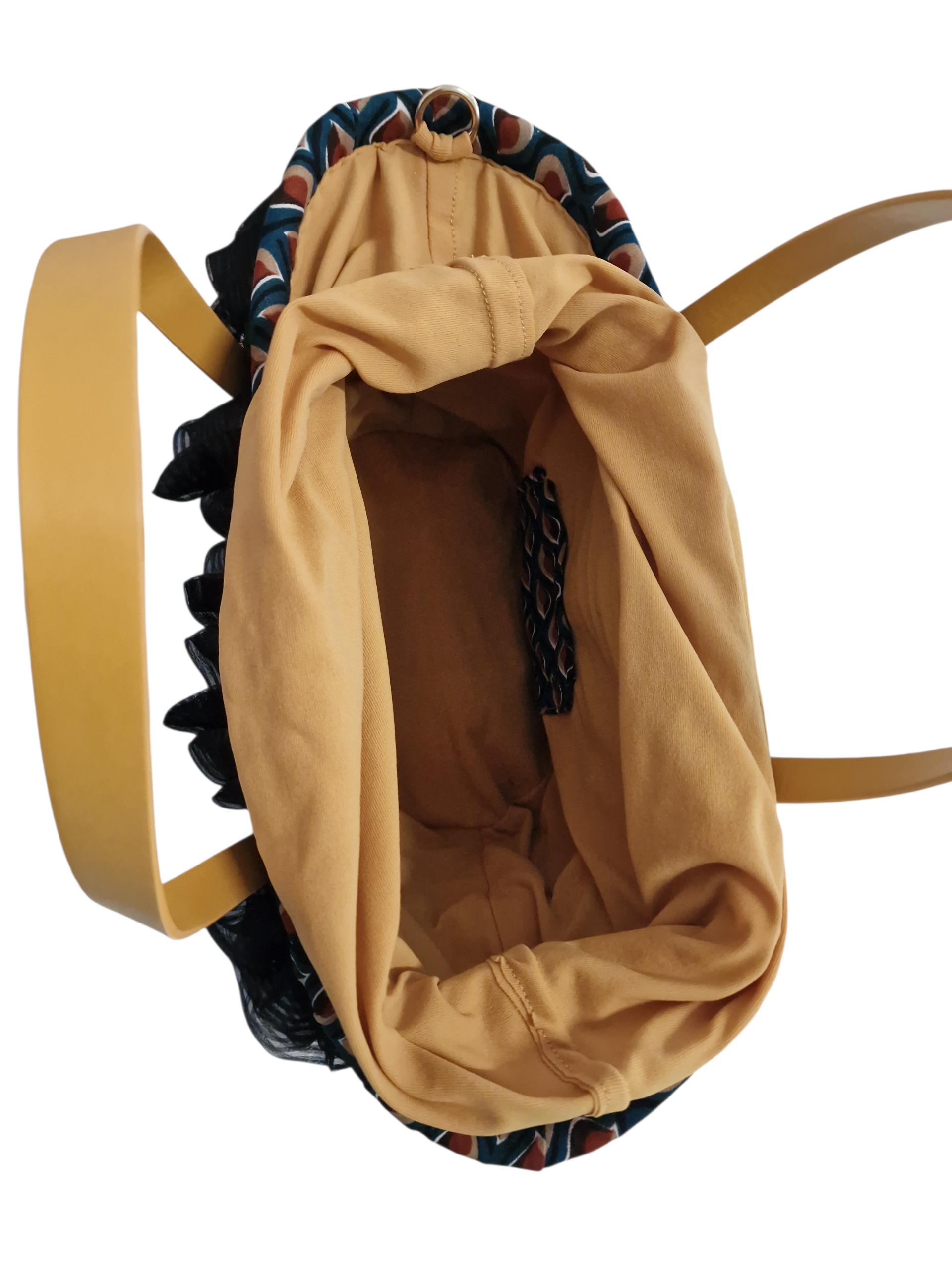 Interno della coffa Vendicari con sacchetto in cotone color ocra, tasca a contrasto e chiusura con bottoncino magnetico.