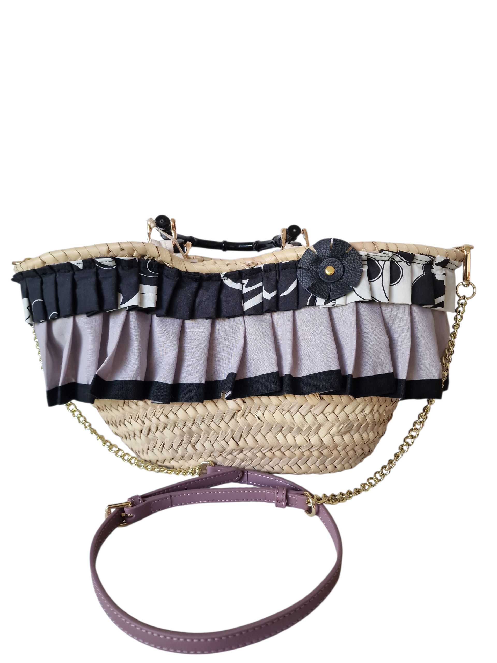 Coffa siciliana artigianale Ammuri decorata con balze in tessuto e accessori in pelle.