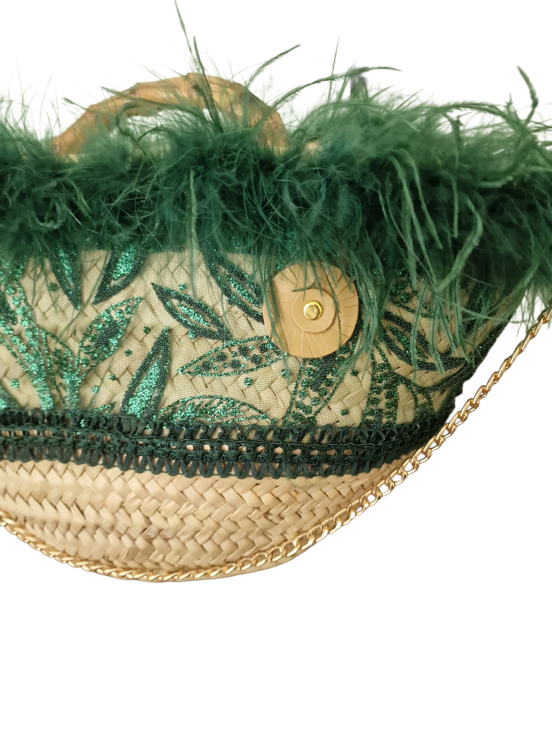 dettaglio della borsa con tesuto verde e paillette con motivo floreale e fiore in pelle naturale