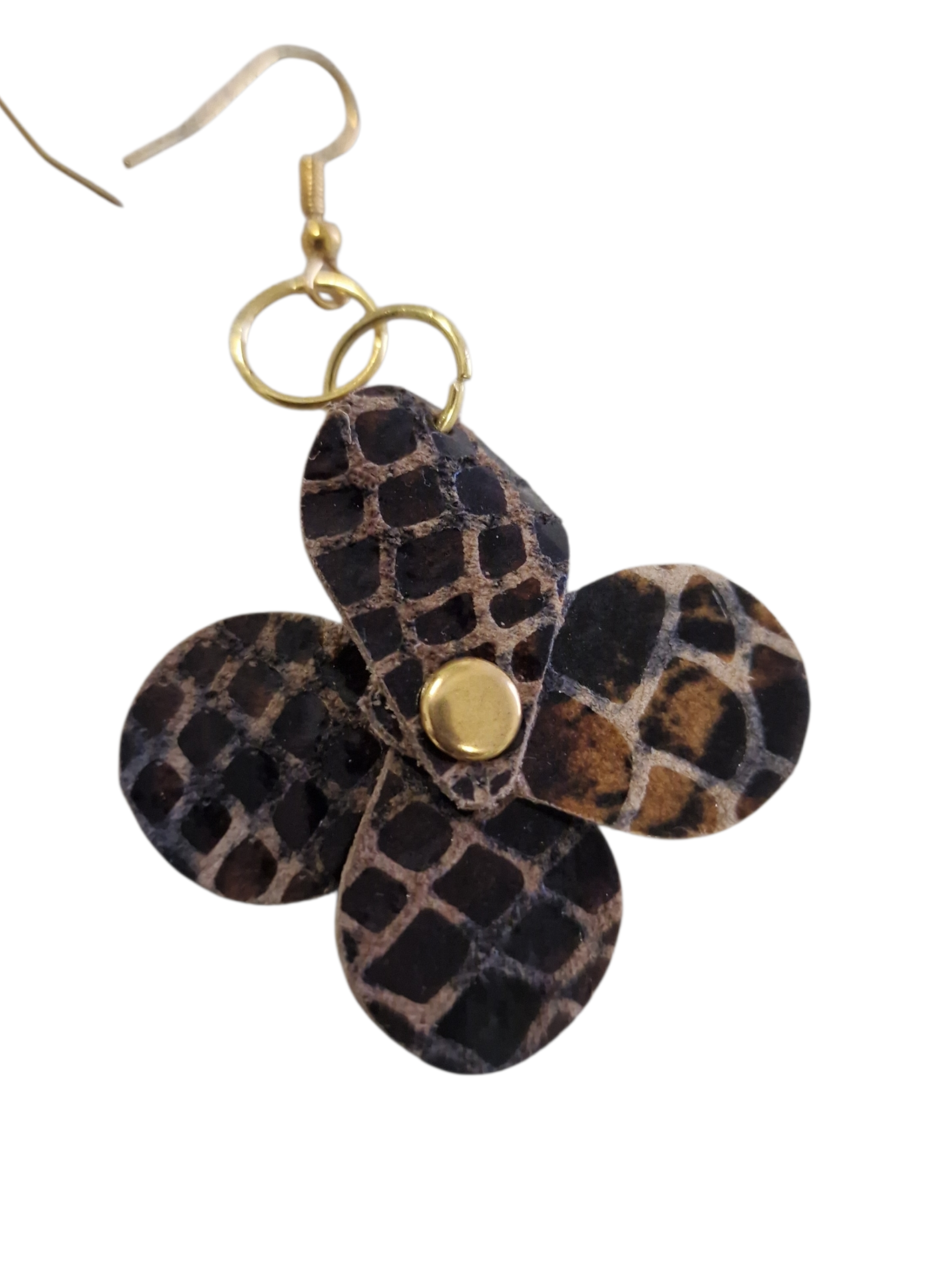 Dettaglio orecchino PETALO Ammuri a fiore in pelle animalier, petali sovrapposti e dettagli dorati