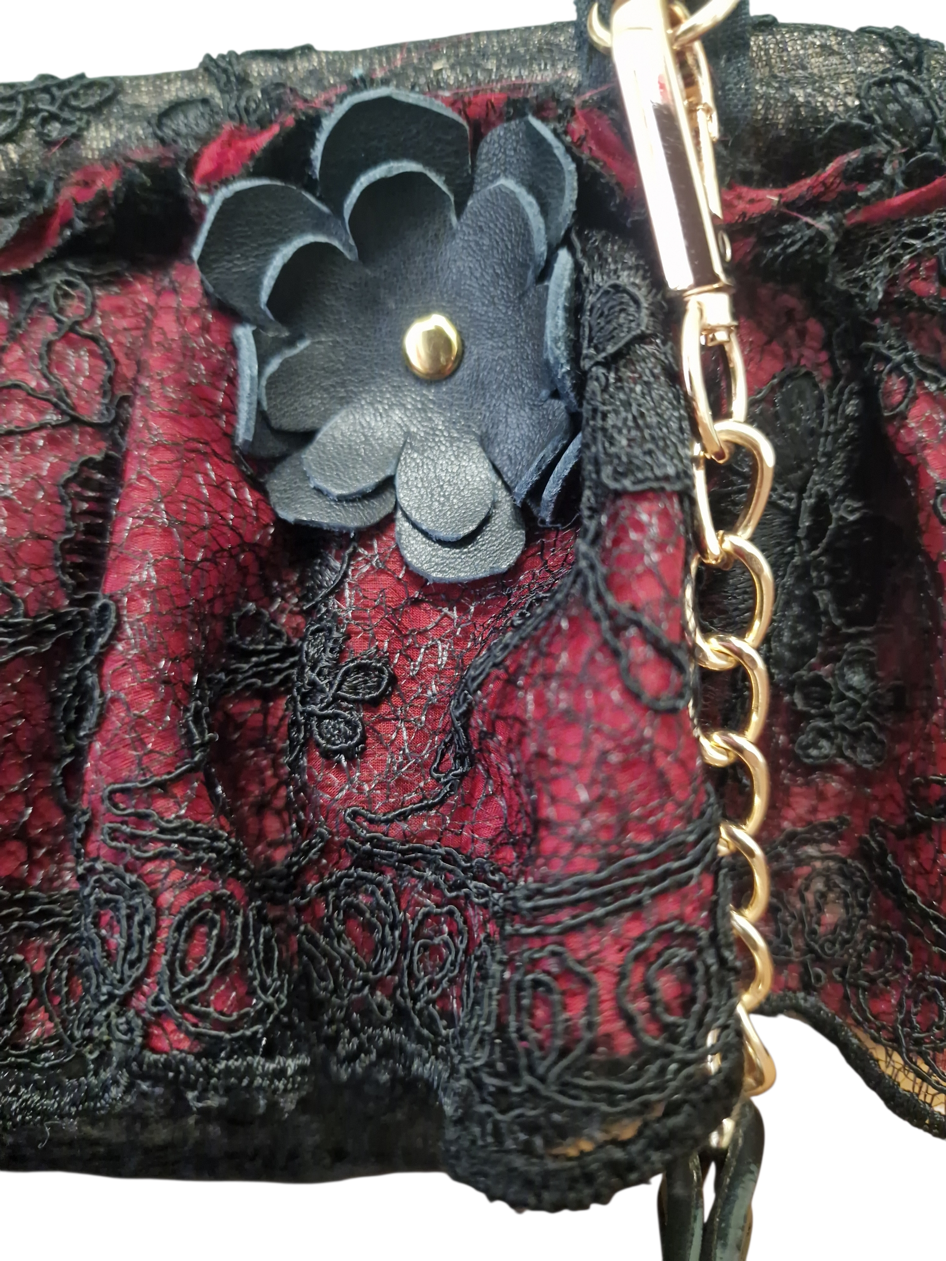 Dettaglio Fiore Ammuri in pelle su coffa Notte di Marsala in pizzo nero e chiffon rosso