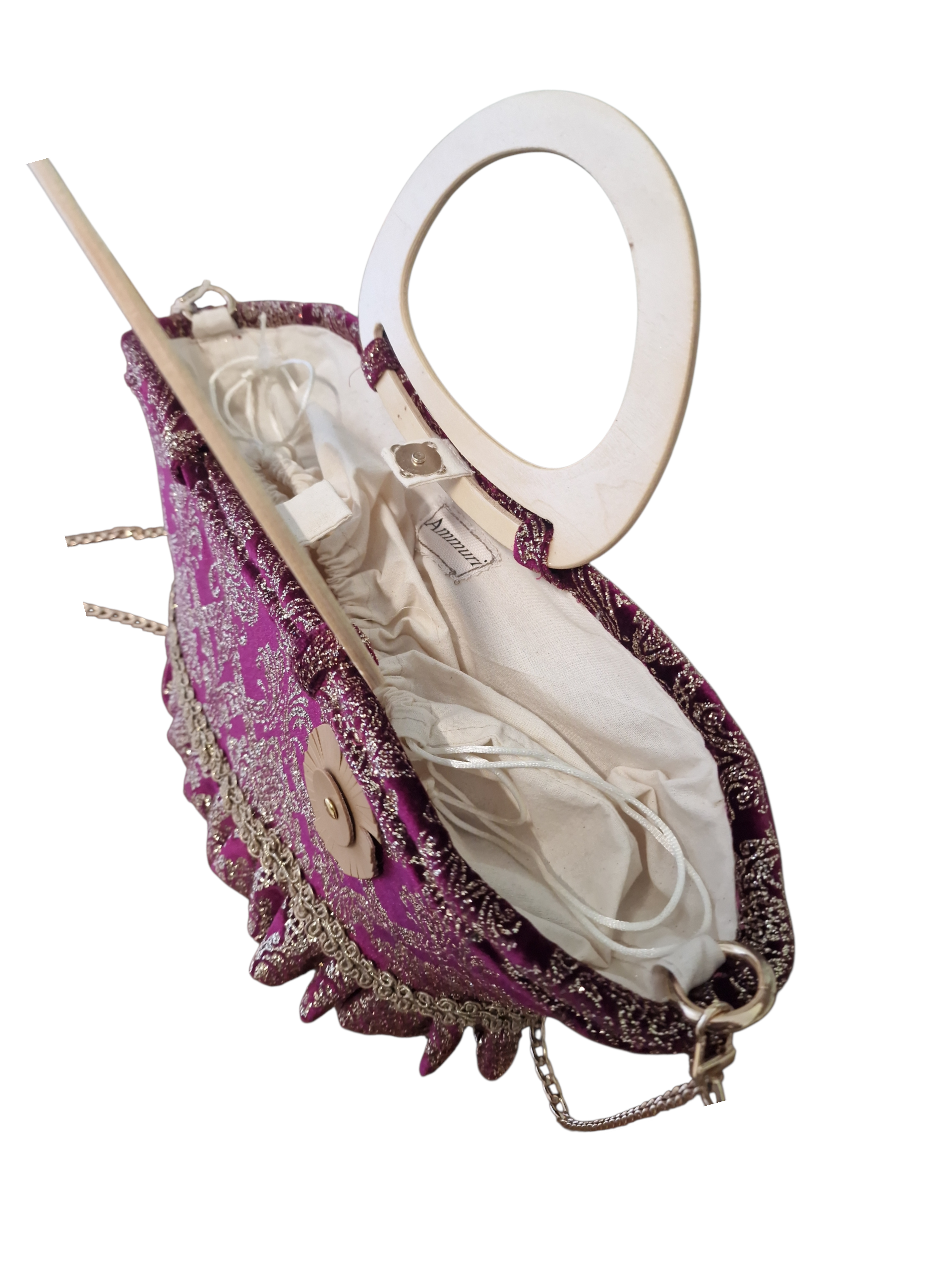 vista dall'alto della chiusura della borsa realizzata con bottoncino magnetico e sacchetto interno con cordoncino