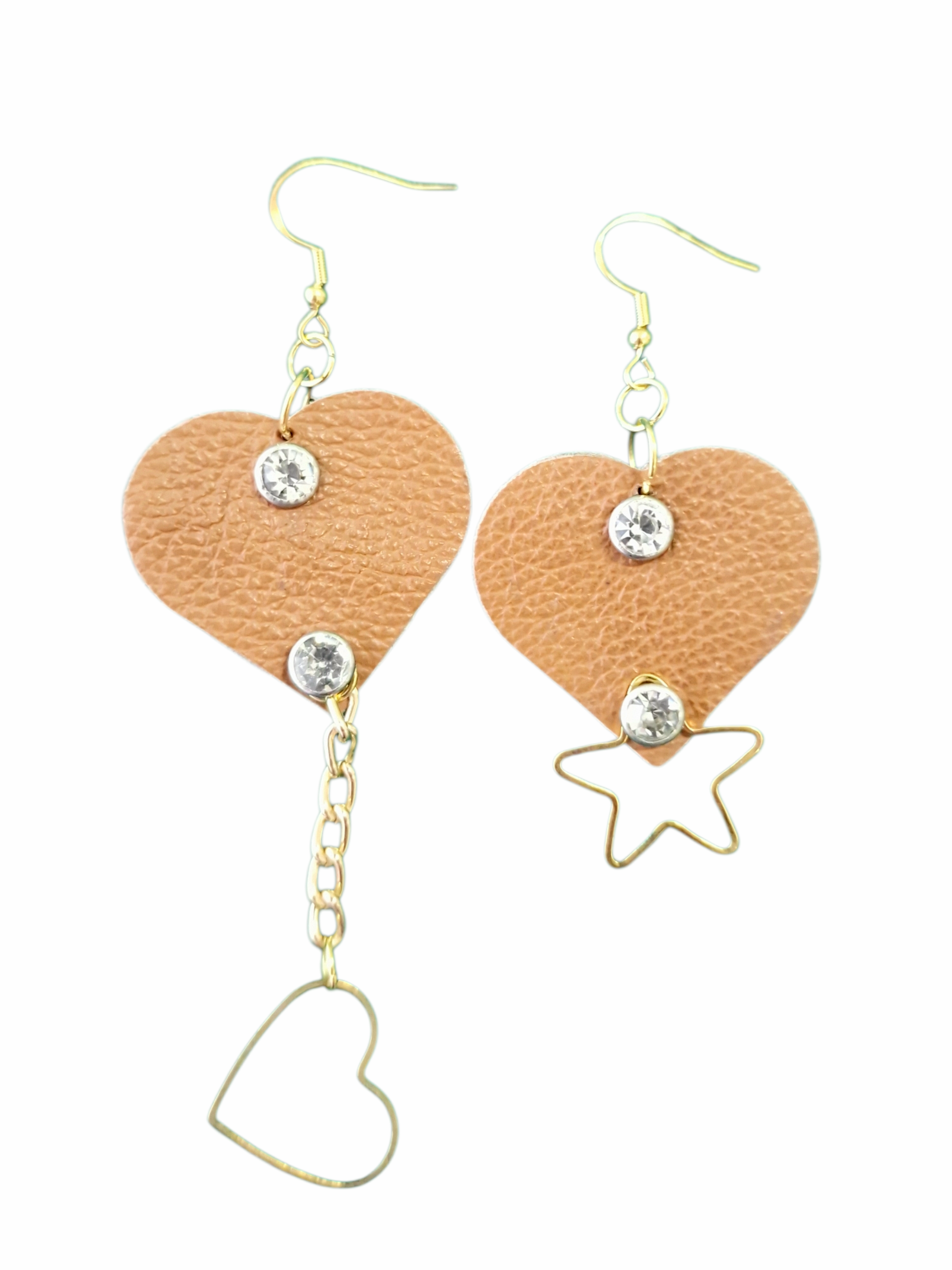 Vista prodotto degli orecchini Lucore: due cuori in pelle naturale, uno con stella e uno con cuore pendente.