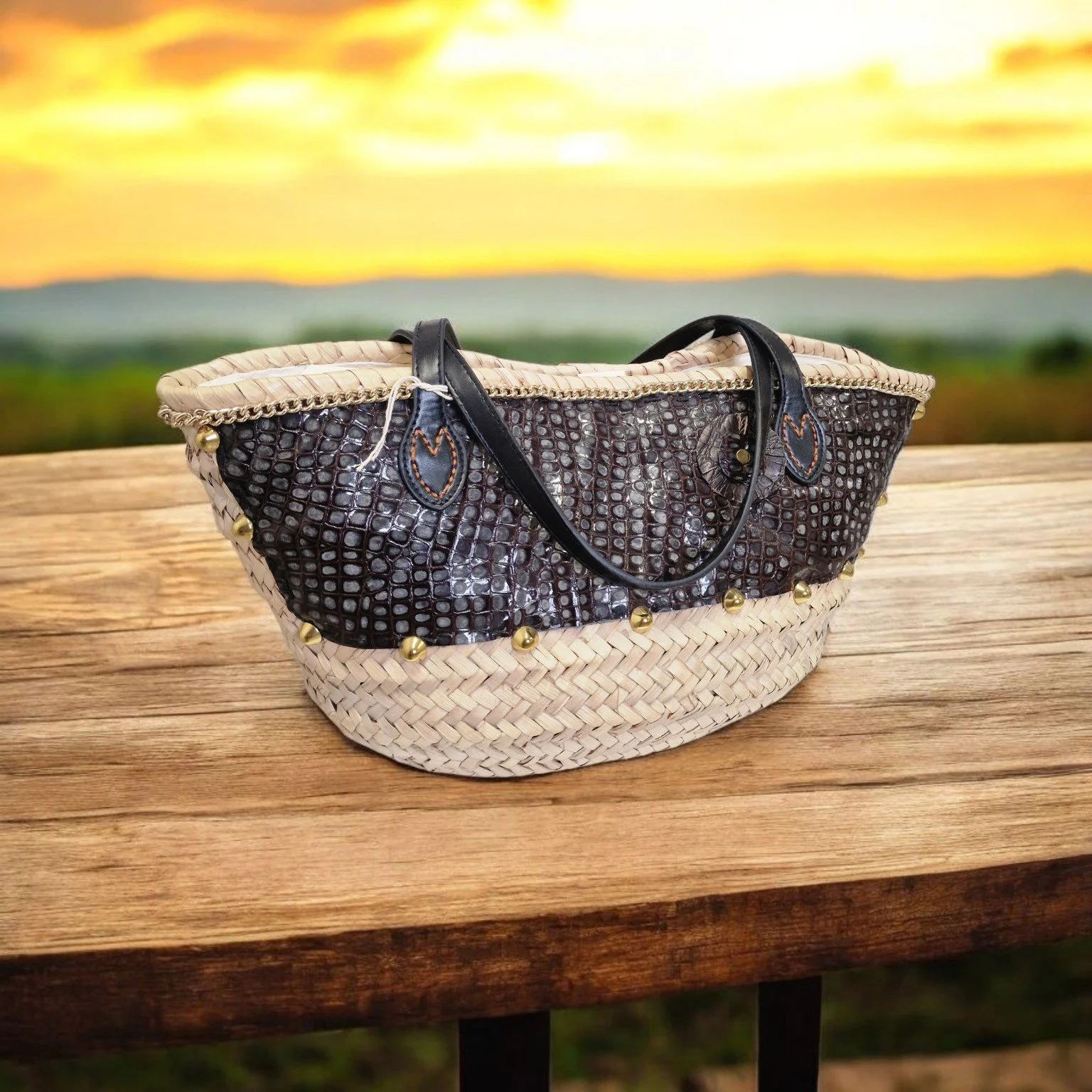 Borsa artigianale Scintilla, intreccio siciliano e dettagli oro che brillano come un tramonto mediterraneo.