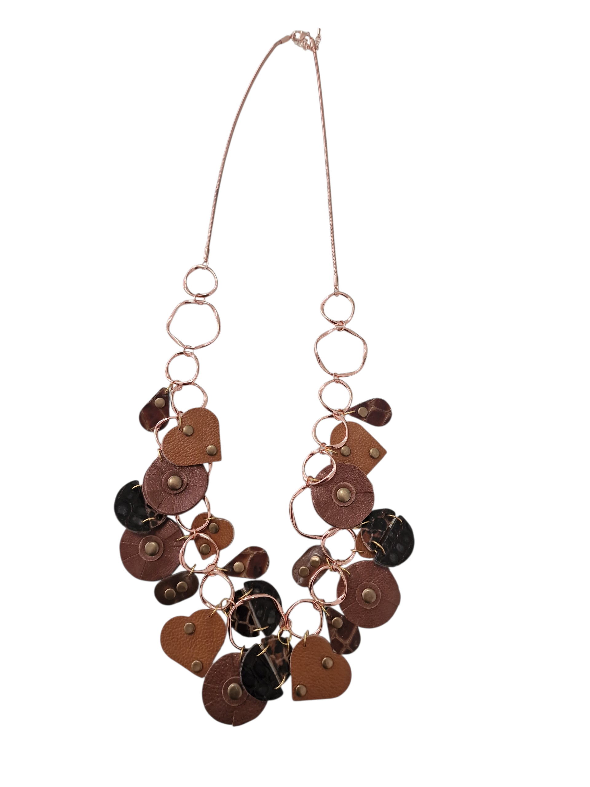 Collana statement lunga 90 cm, realizzata interamente a mano.