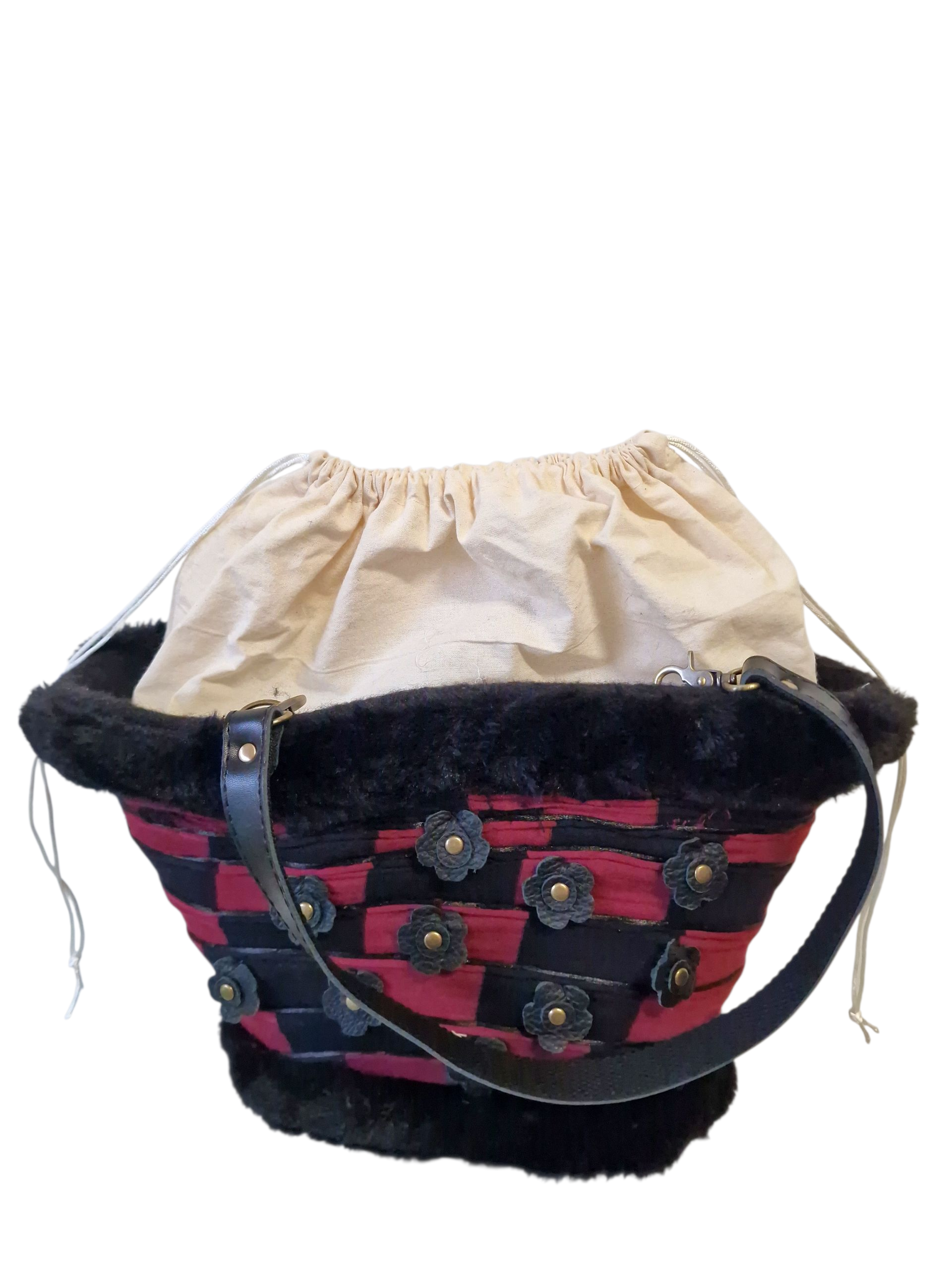 Interno della coffa Elison con sacca in cotone naturale e dettagli artigianali.