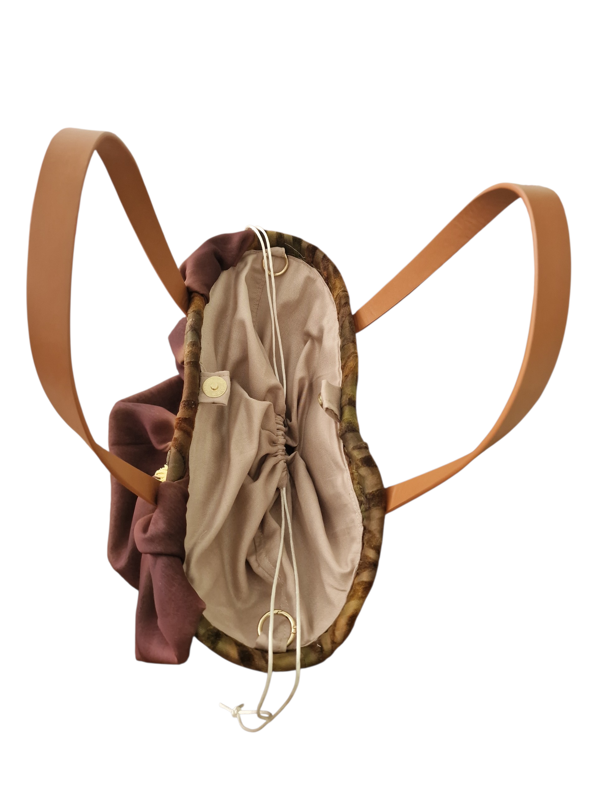 Vista posteriore della coffa Salina Ammuri, che mette in evidenza struttura e lavorazione sartoriale.