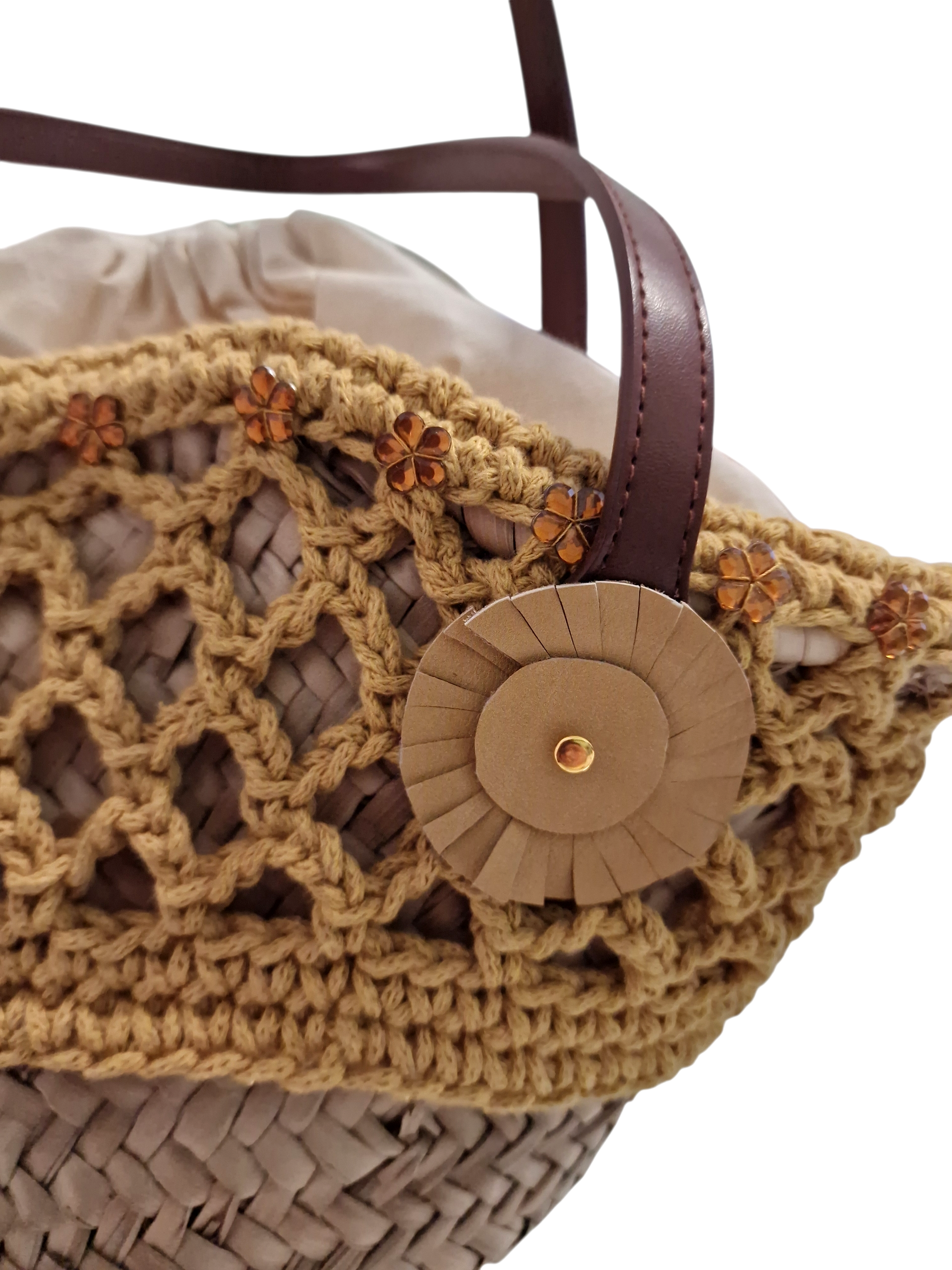 dettaglio fiore in pelle naturale fatto a mano simbolo di ammuri