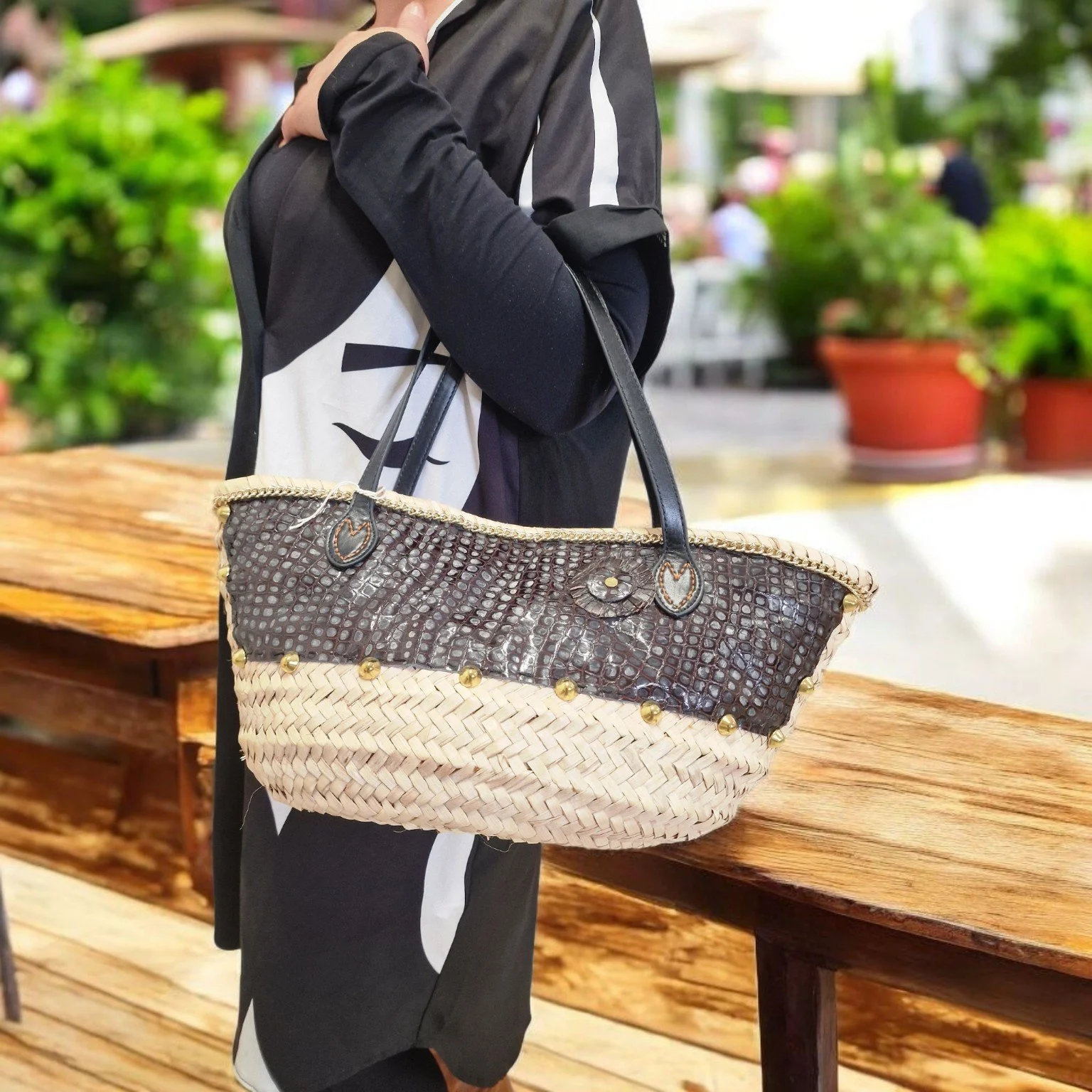 Coffa Scintilla in ecopelle cocco, design artigianale che porta la Sicilia ovunque tu vada.