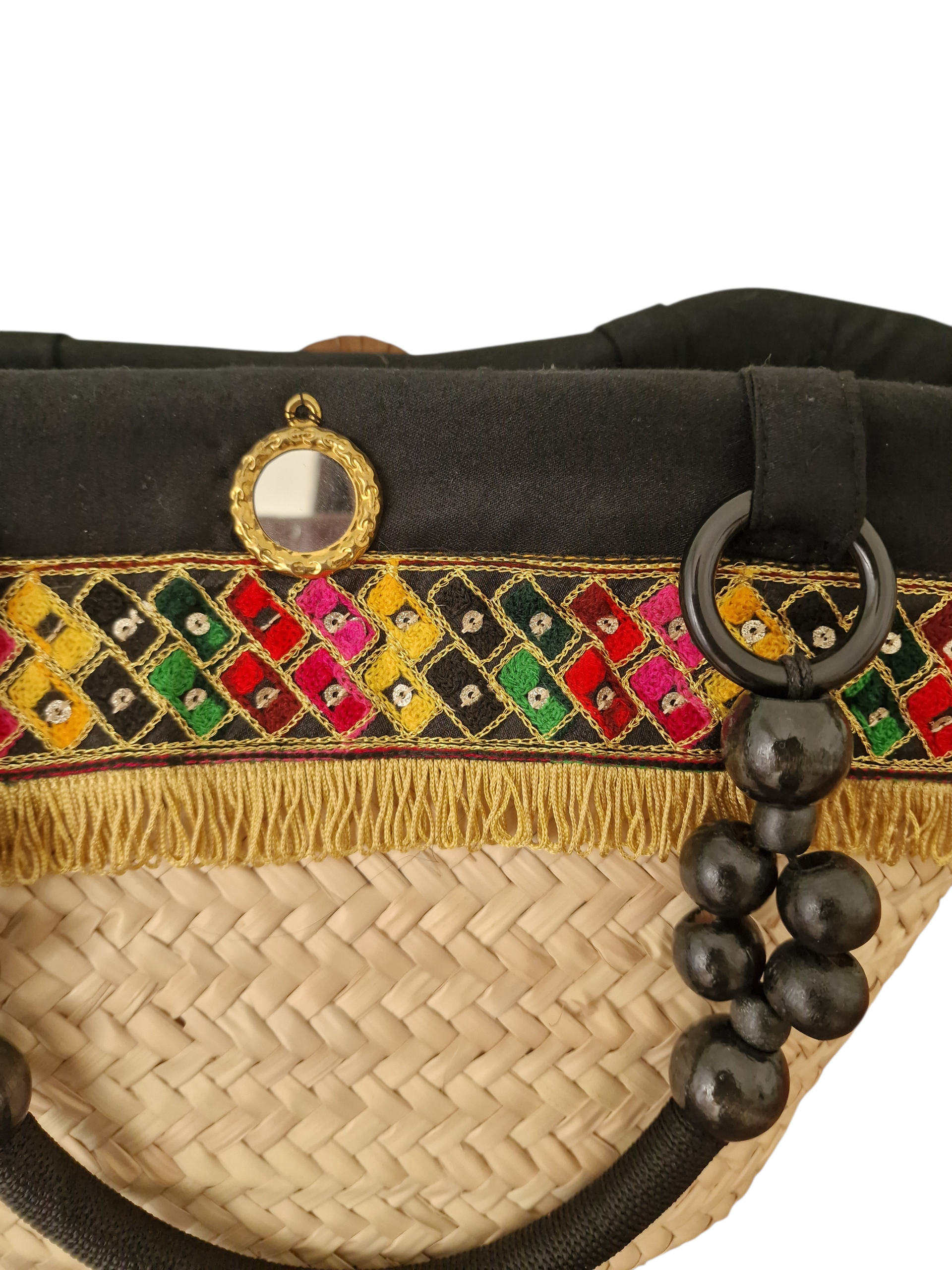 dettaglio di specchietto dorato applicato nel retro della coffa carminia