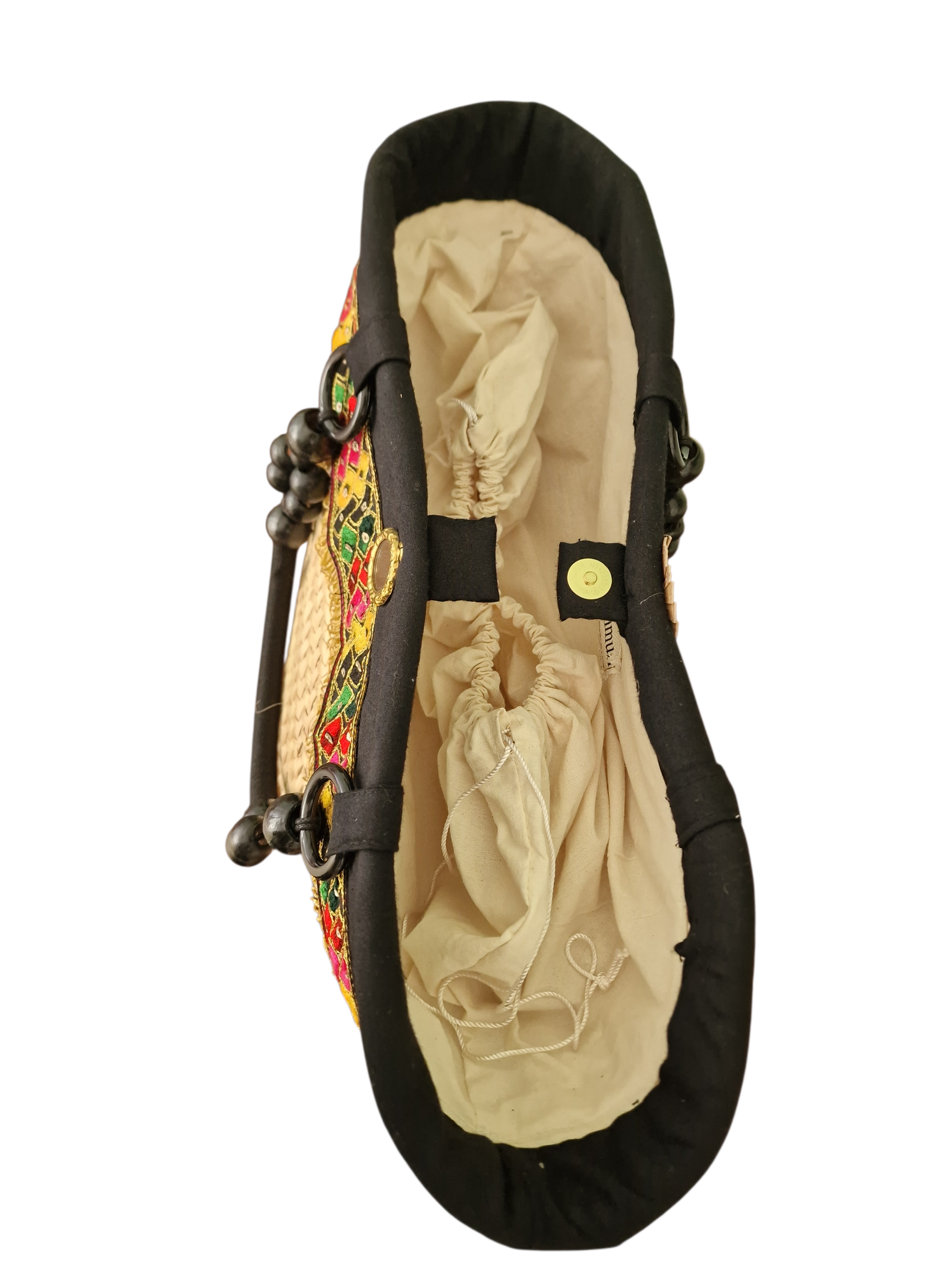 vista dall'alto la coffa ammuri presenta un sacchetto interno in cotone e chiusura con bottoncino magnetico