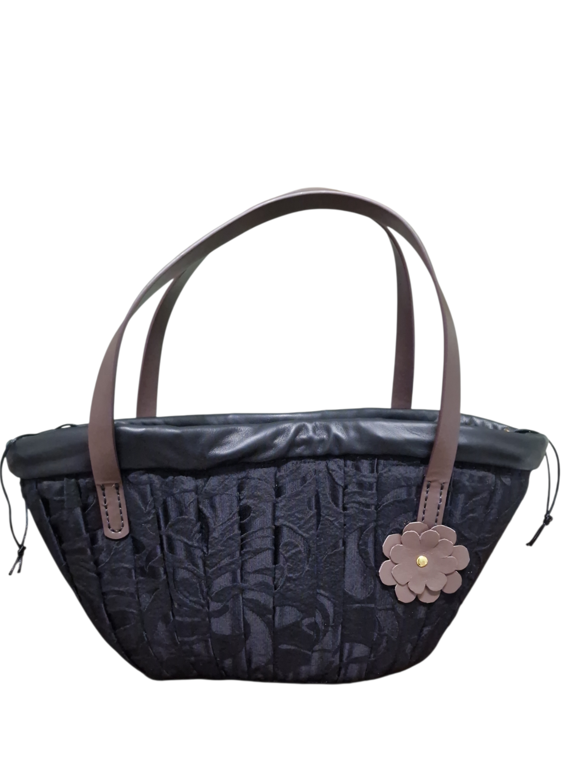 Primo piano della coffetta Palermo Ammuri con texture scura e manici in pelle, stile minimal ed elegante.