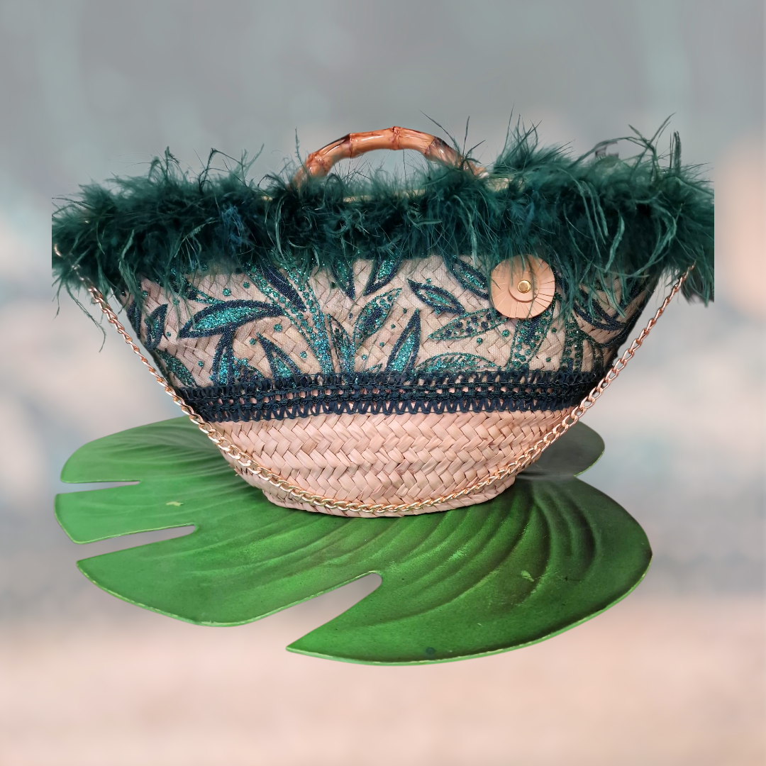 Dettaglio Coffa Ammalia Ammuri- borsa artigianale con piume di struzzo verdi e passamaneria verde dorata ,manici in bambù. Decorazioni ispirate alla luce dell'isola