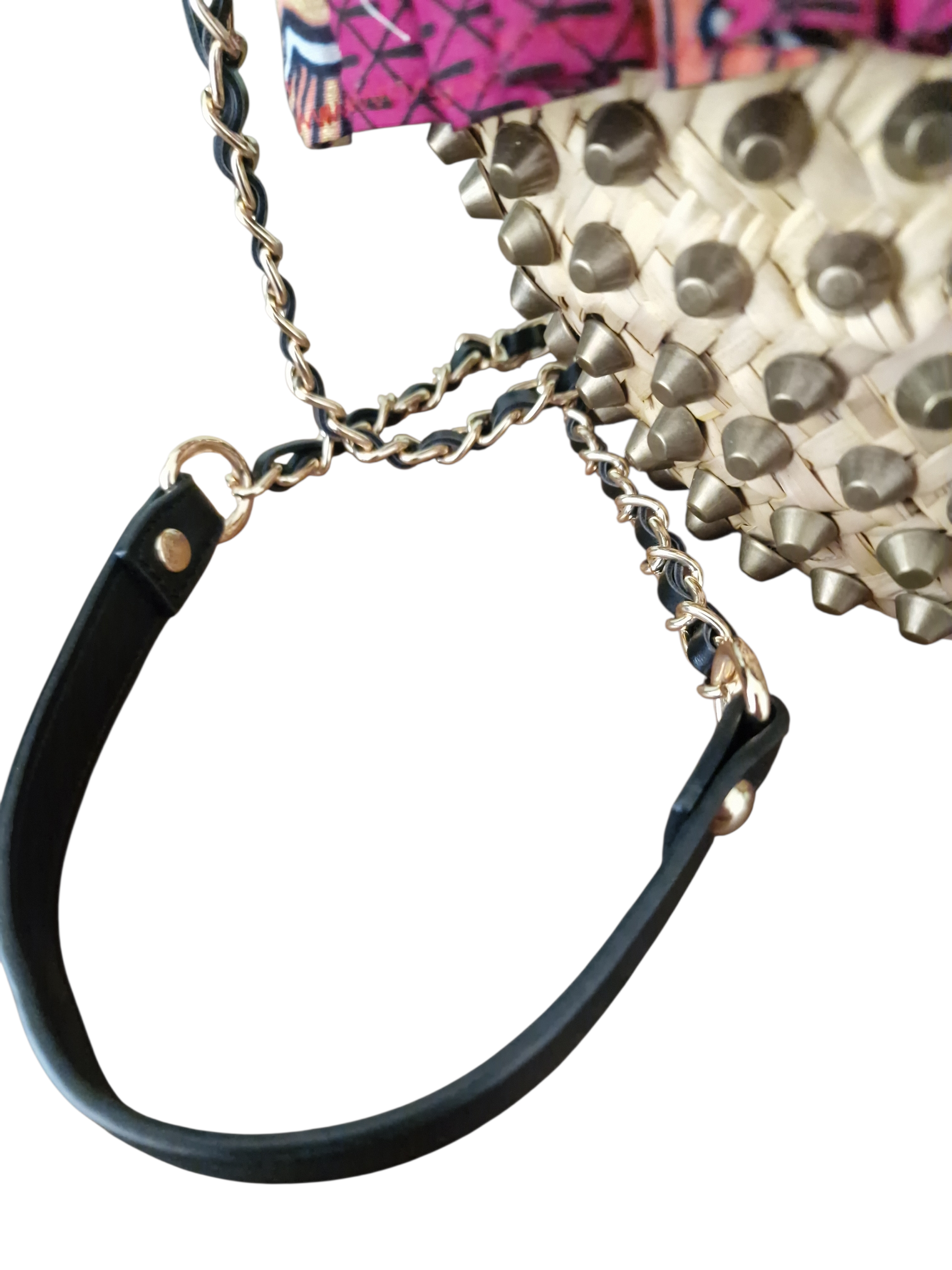 manico in vera pelle nero e catenella dorata nella coffetta ammuri