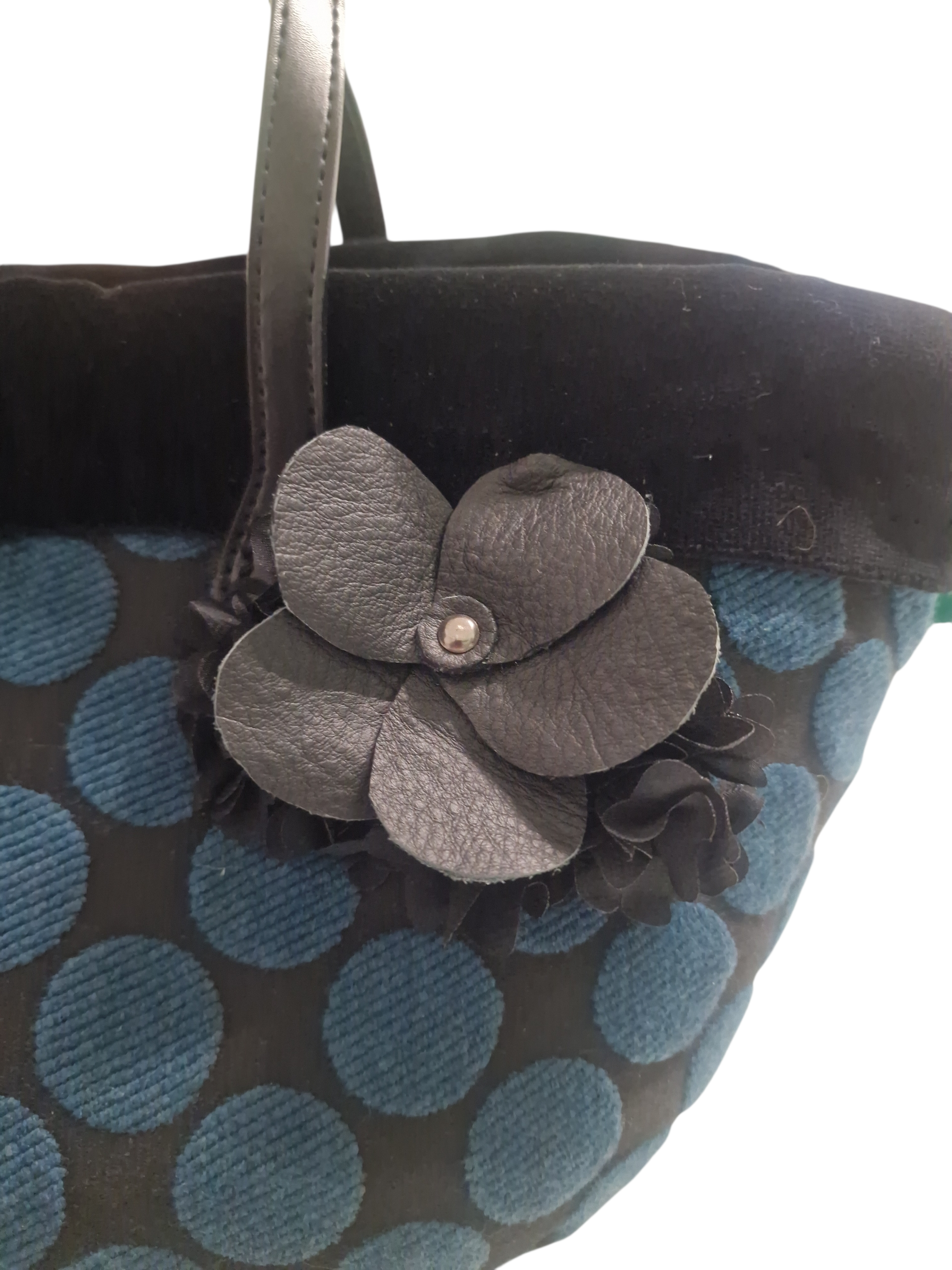 dettaglio del fiore ammuri in pelle fatto a mano in sicilia con bottoncino metallico