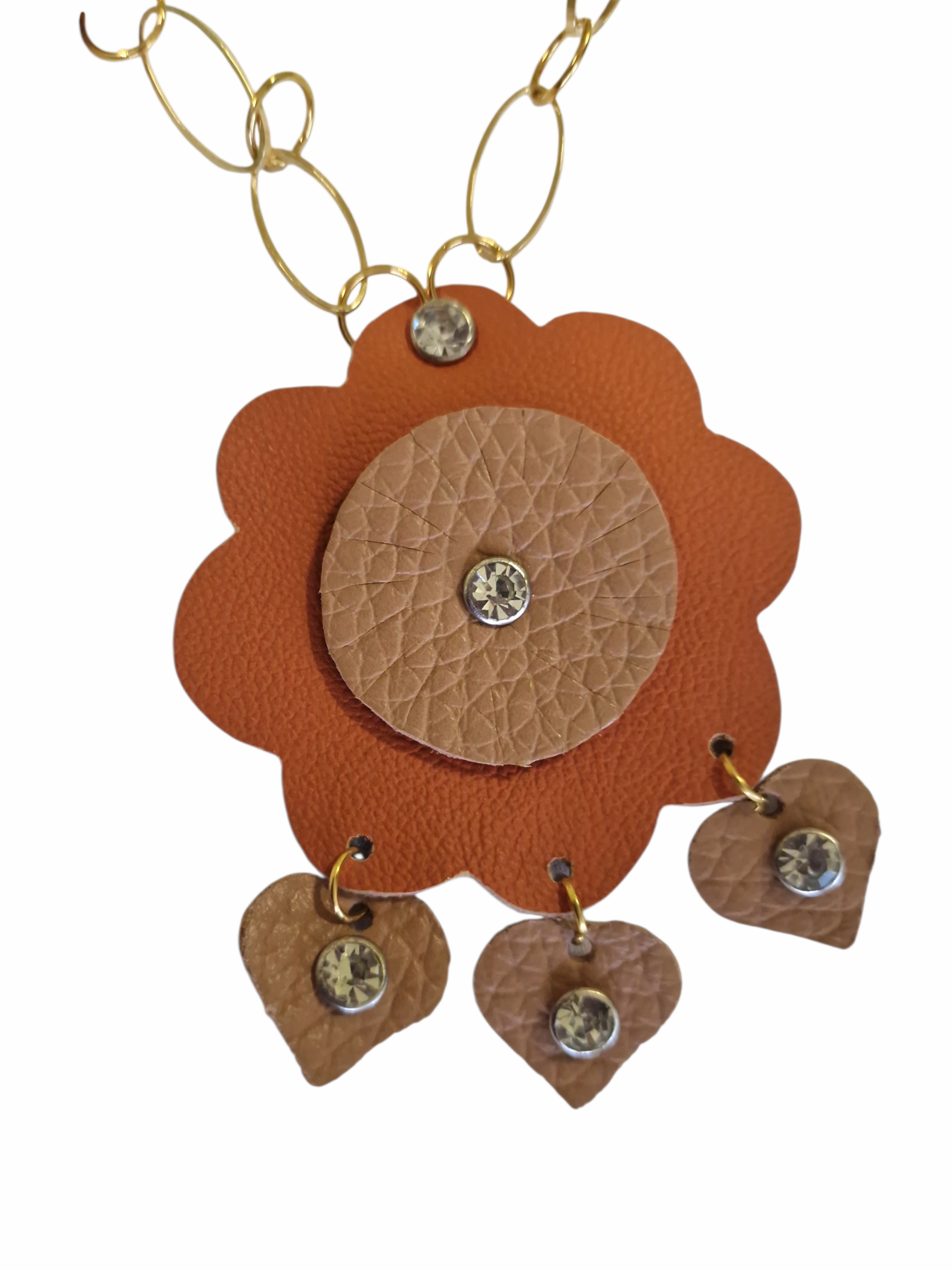 Orecchini coordinati della parure Zagara d’Oro, luminosi e leggeri da indossare.