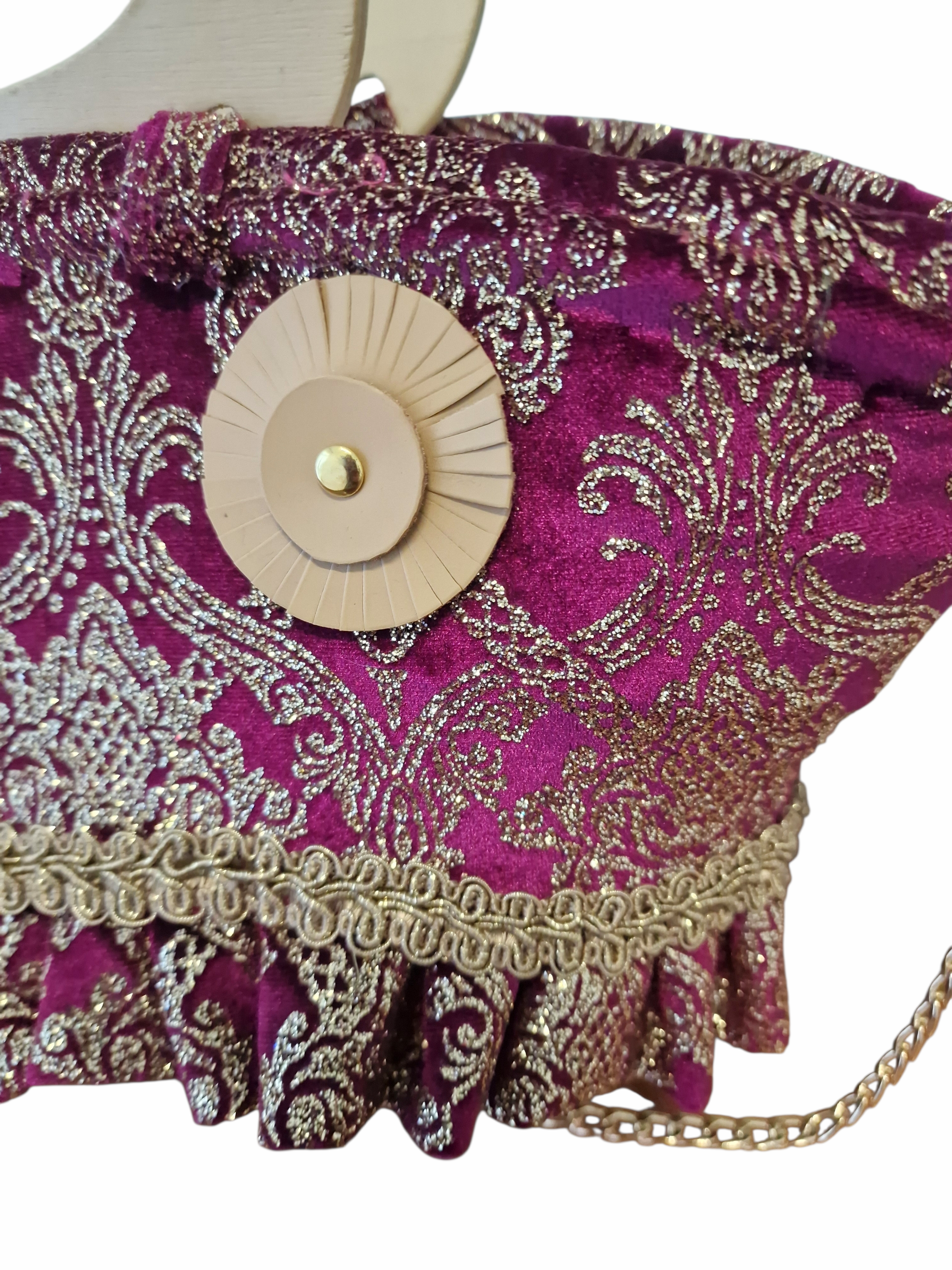 dettaglio ravvicinato del fiore ammuri in pelle naturale e il tessuto in velluto plissettato artigianalmente