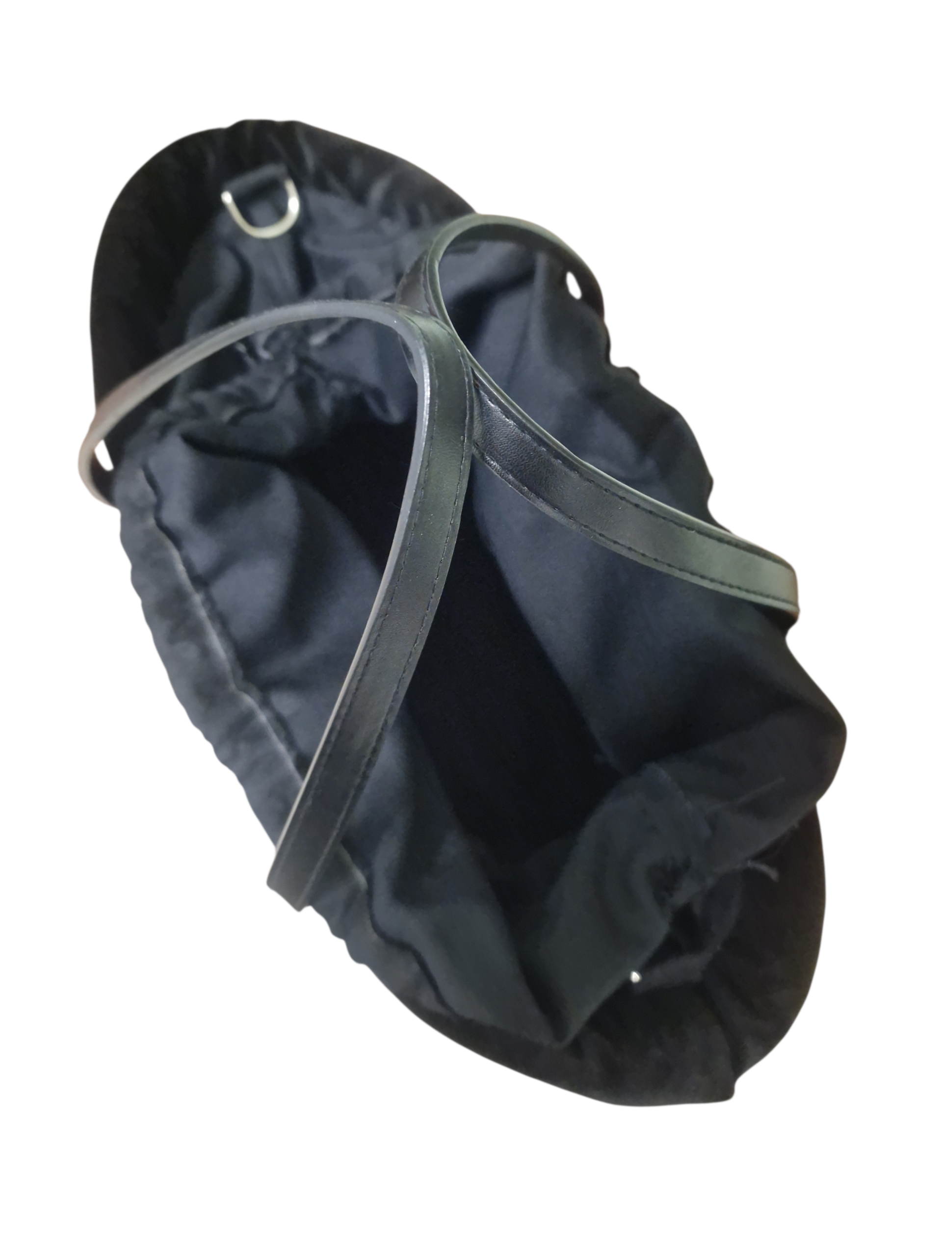 vista del sacchetto interno in cotone nero con tasca e cordoncino