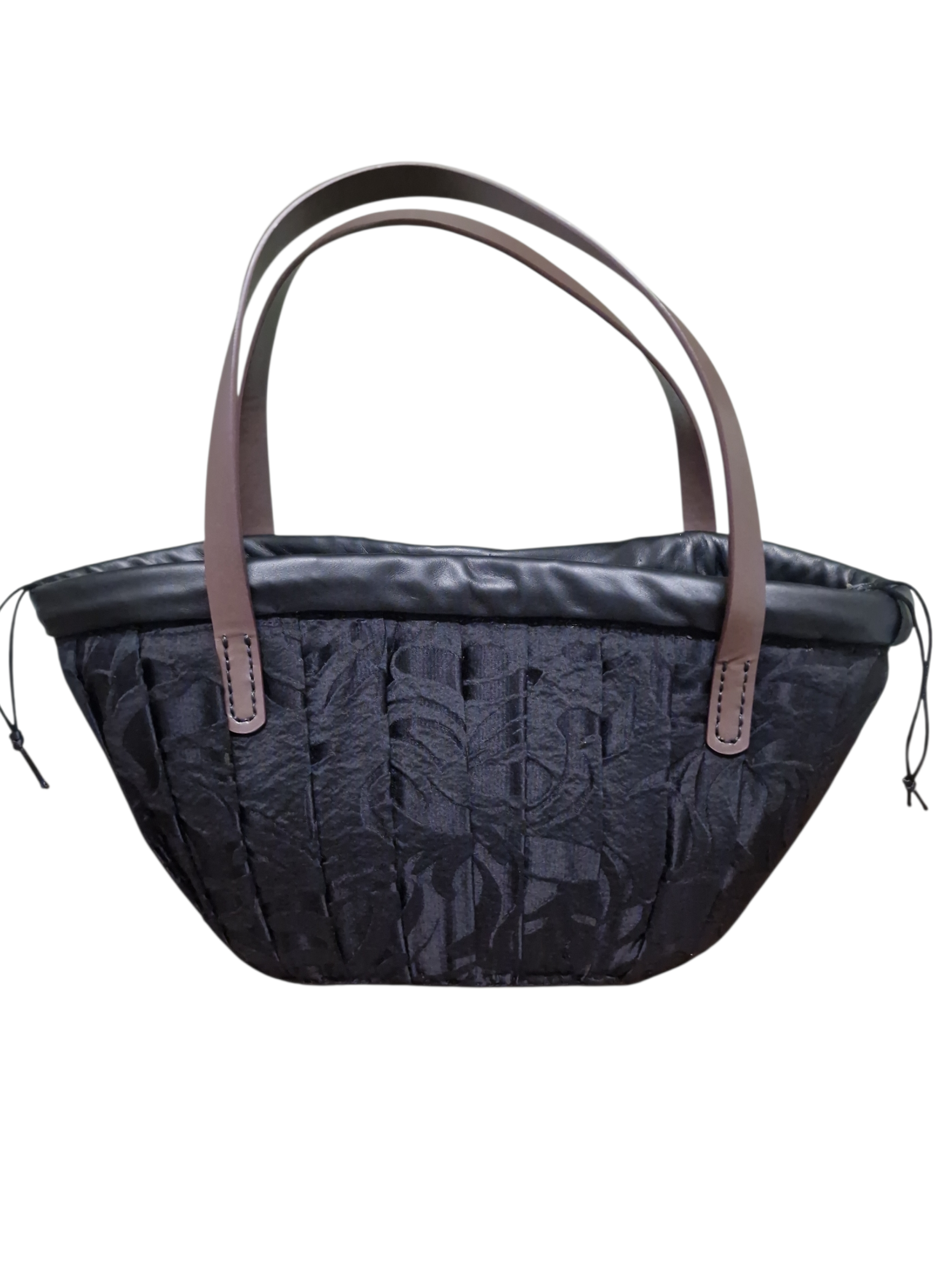 : Foto prodotto della coffetta Palermo Ammuri nera con manici in pelle e dettaglio fiore, stile versatile e contemporaneo.