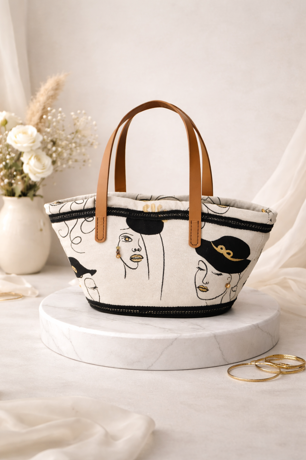 Coffa siciliana Ragusa in esposizione elegante su piedistallo con manici in pelle e dettagli neri