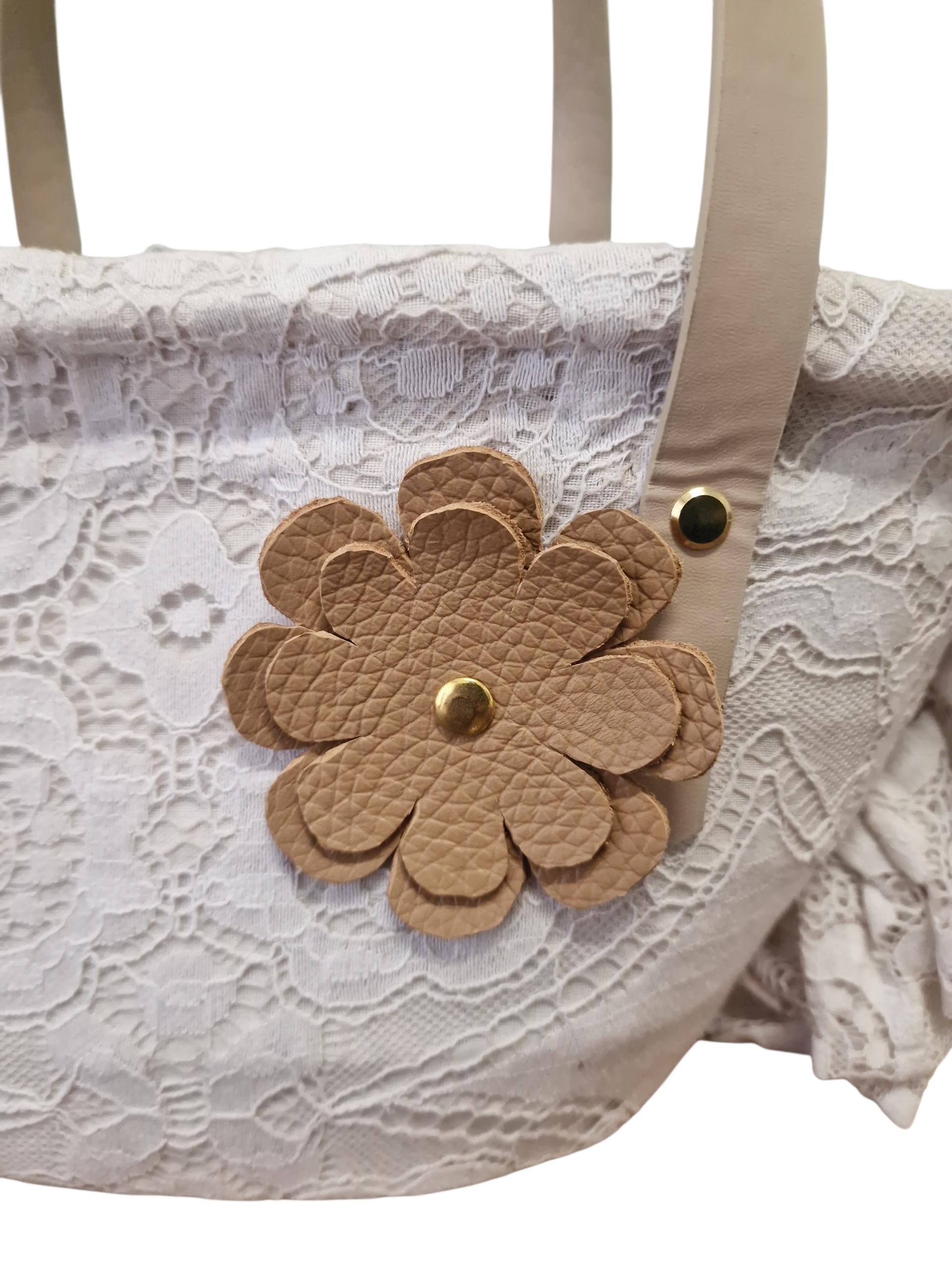 Dettaglio fiore Ammuri in pelle su coffa Erice in pizzo bianco