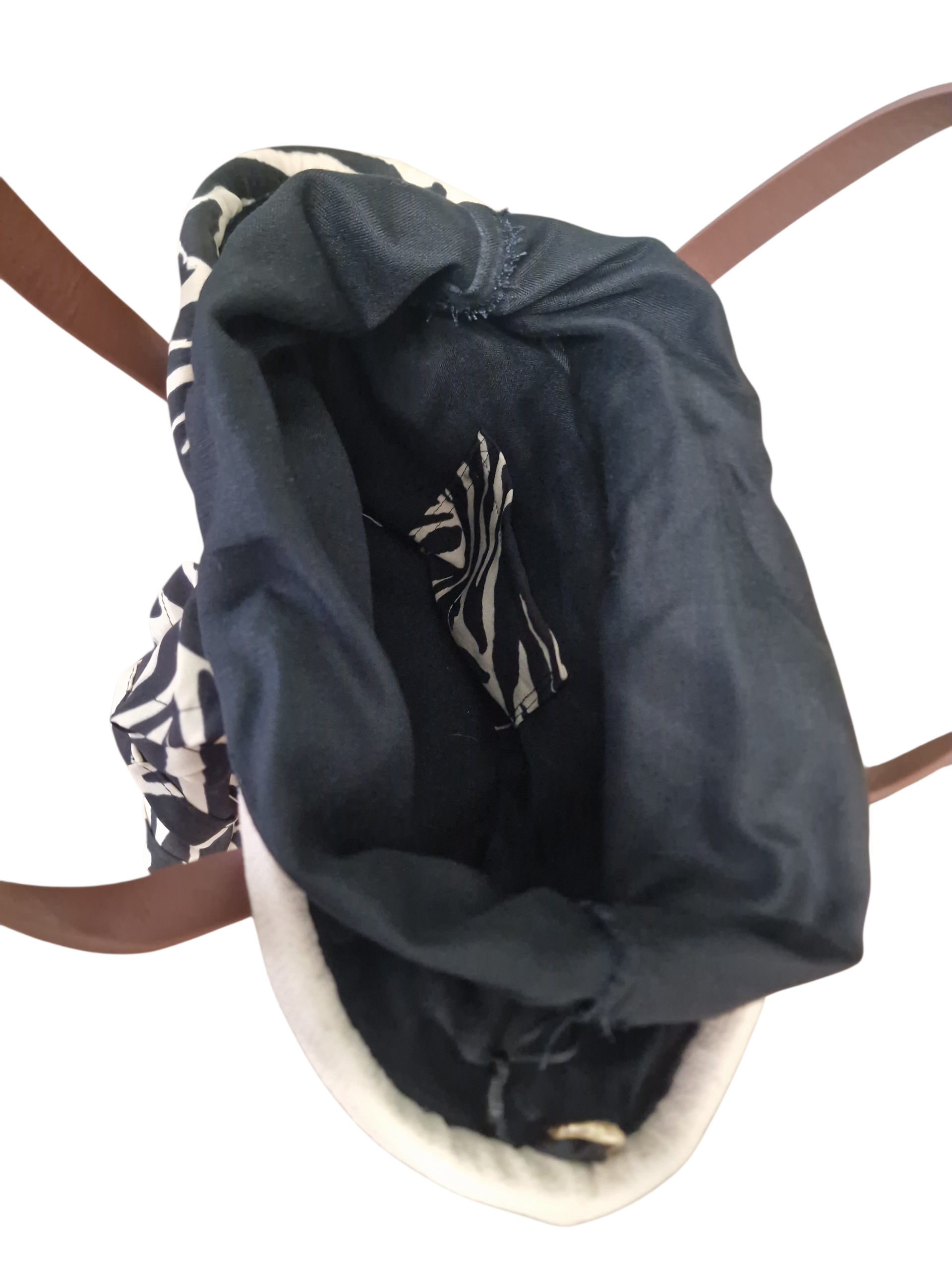 Interno coffa Ammuri con sacchetto in cotone e dettagli curati, lavorazione artigianale e finiture di qualità.