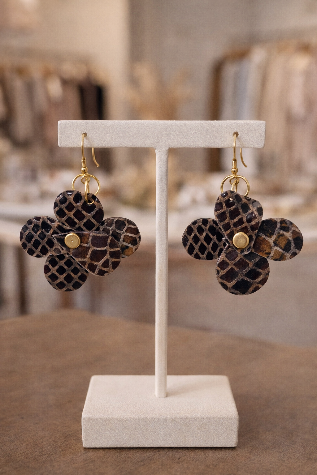 Orecchini PETALO Ammuri a fiore in pelle animalier esposti su supporto da gioielleria in negozio