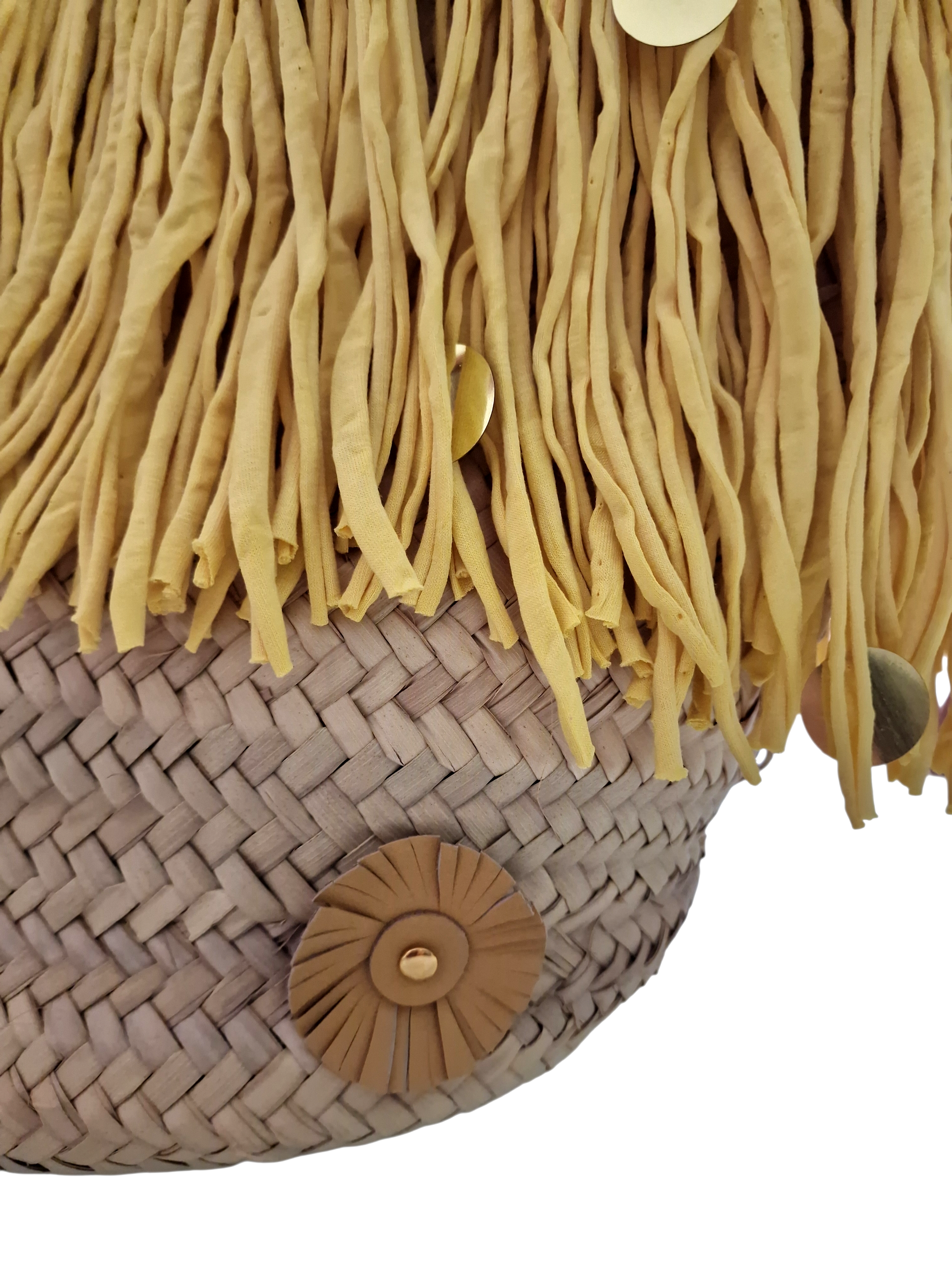 vista da vicino del fiore ammuri applicato alla borsa mare , fatto a mano in vera pelle