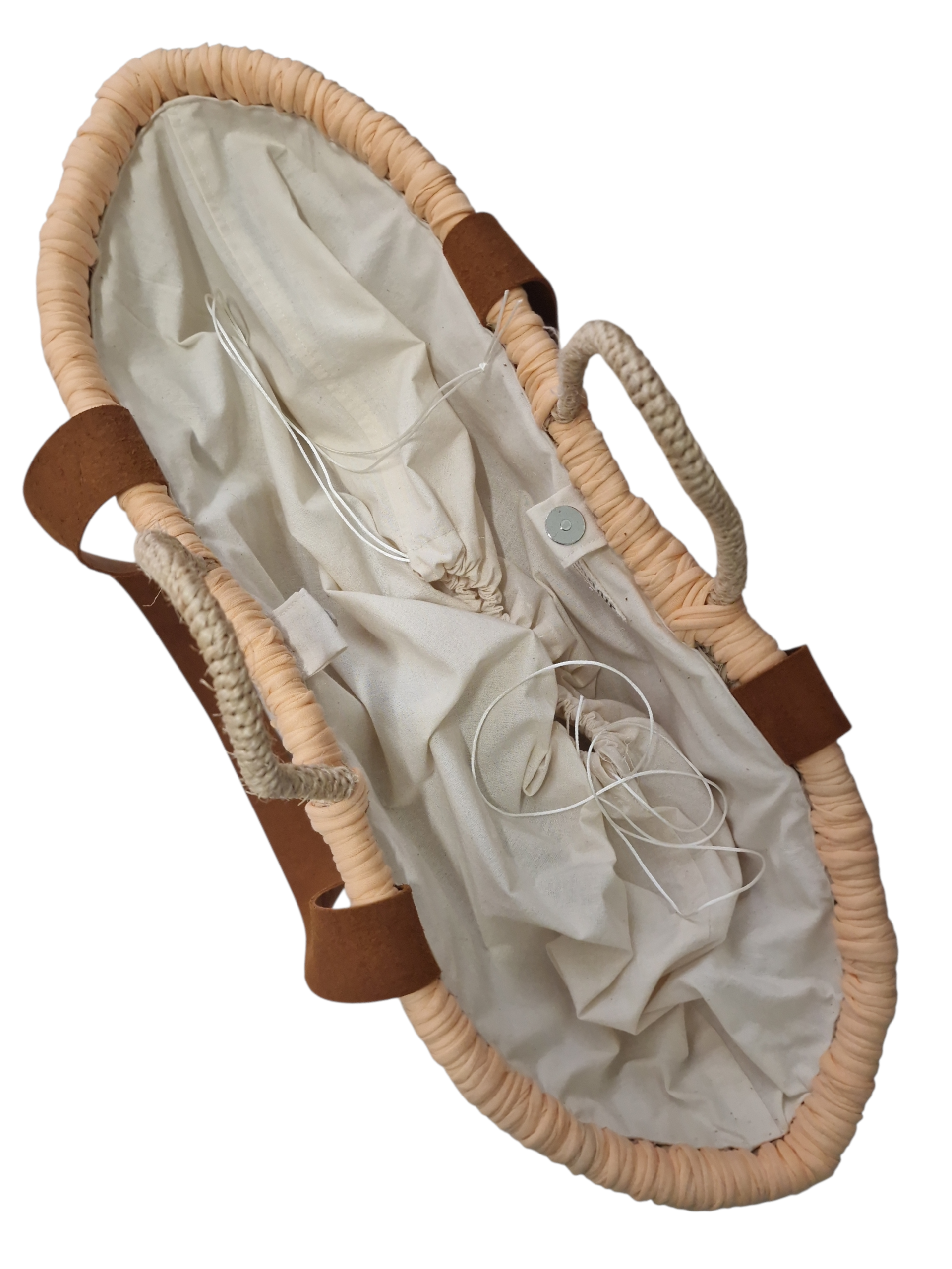 vista dall'alto della maxi coffa brezzamara con dentro in sacchetto in cotone e chiusura con bottoncino magnetico