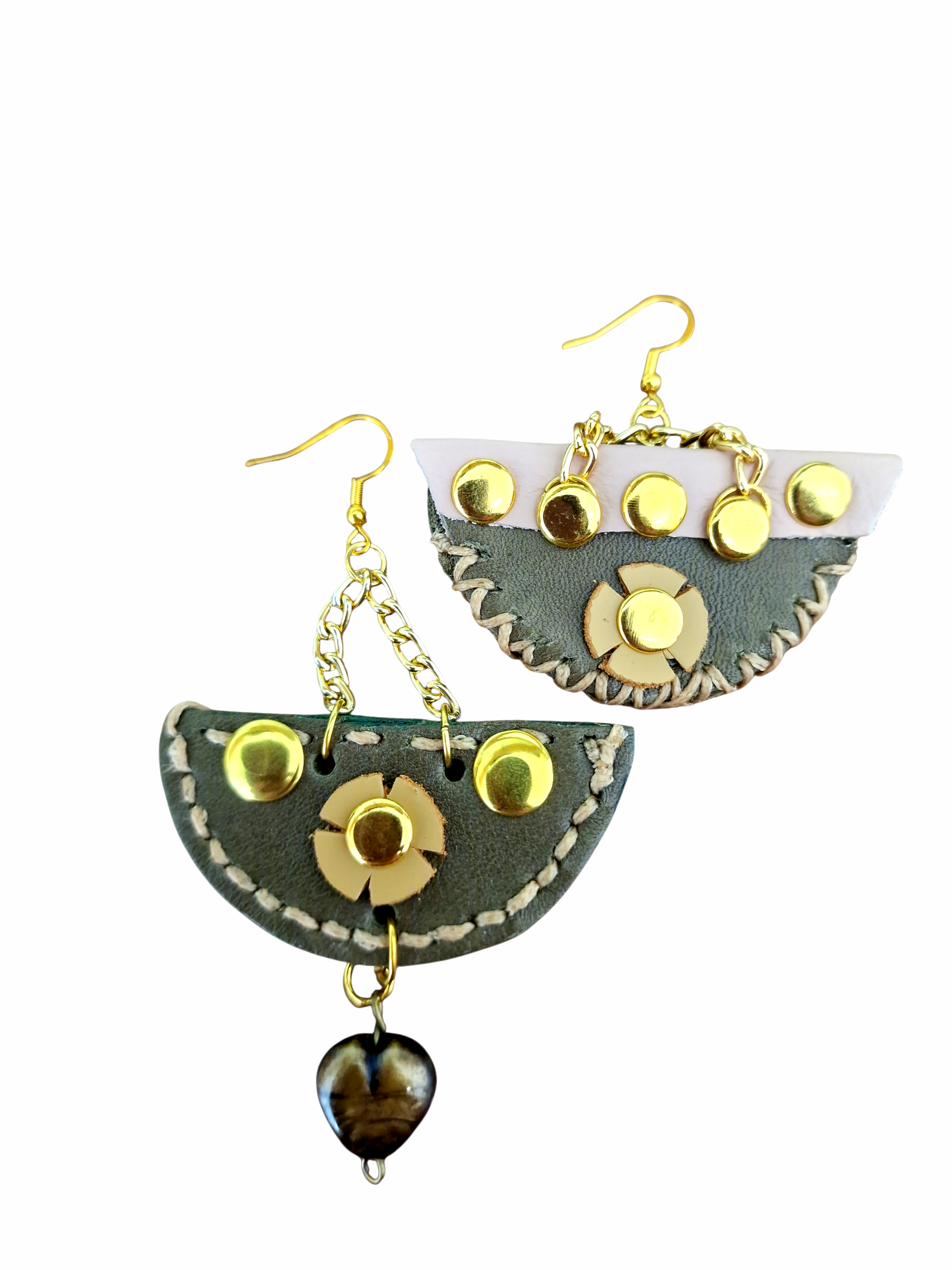 Dettaglio orecchino Coffetta Ammuri in pelle verde, cuciture handmade, bottoncini dorati e charm cuoricino pendente.