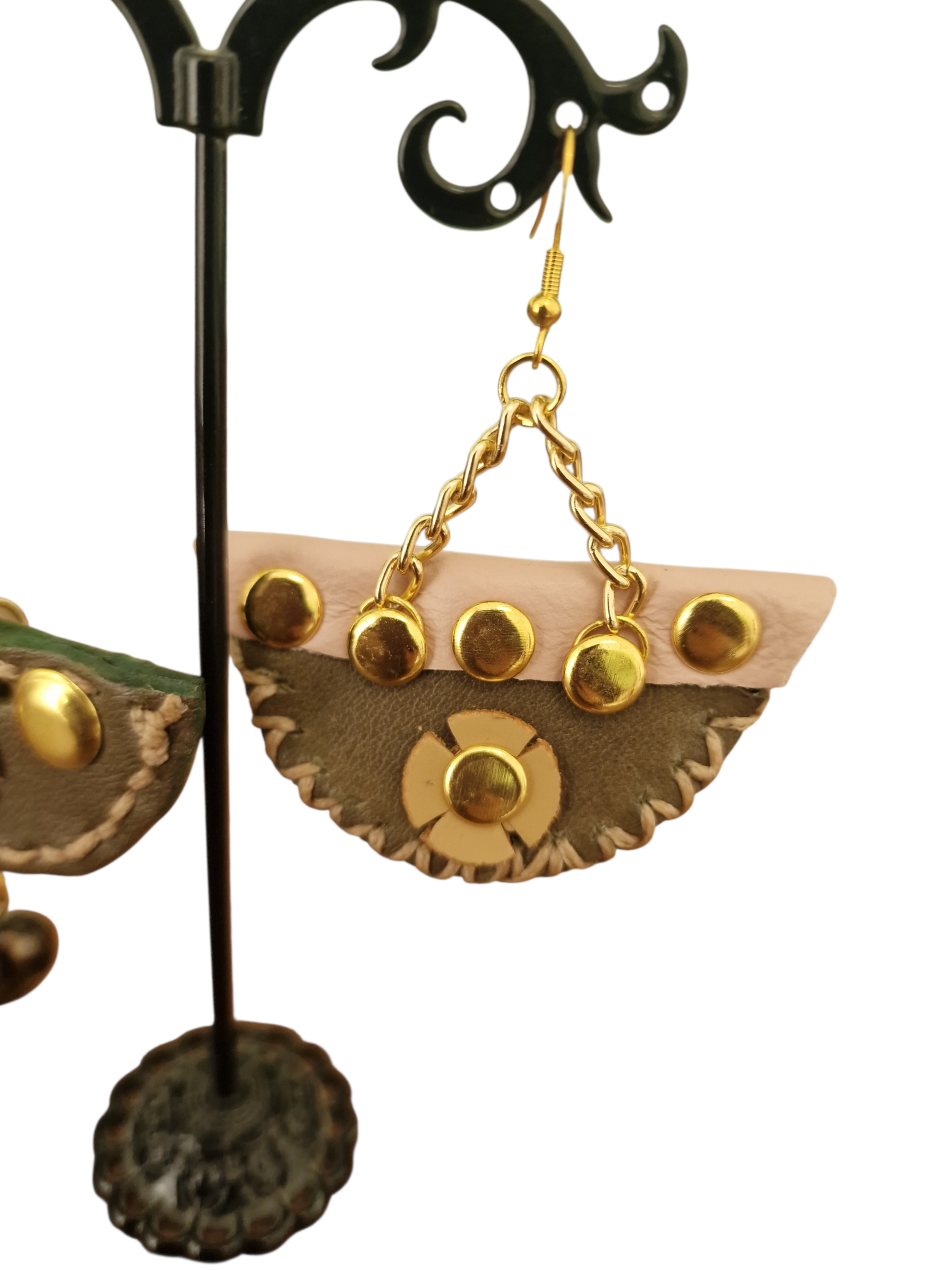 Orecchino artigianale Ammuri modello Coffetta in pelle rosa cipria con bottoncini dorati e catene oro, stile elegante e raffinato.