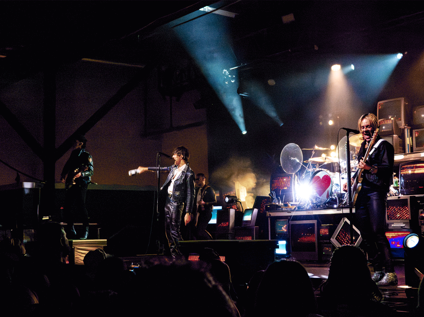 Skinny jeans, black tops, &amp; the perfect soundtrack: Boys Like Girls