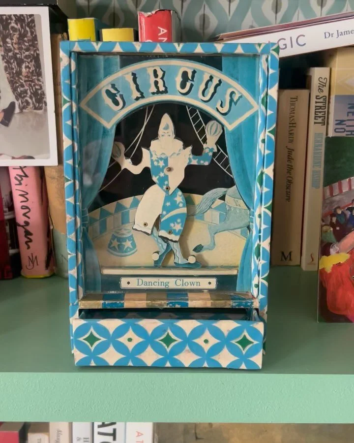 Thank you @catherinehillsjewellery for the beautiful music box .. another perfect find by you @ardingly.antiques Goes with the #circus theme you started with the 🎪sign you found last year 😍
.
#circus #vintage #antiques #musicboxes #clowns @dancingc