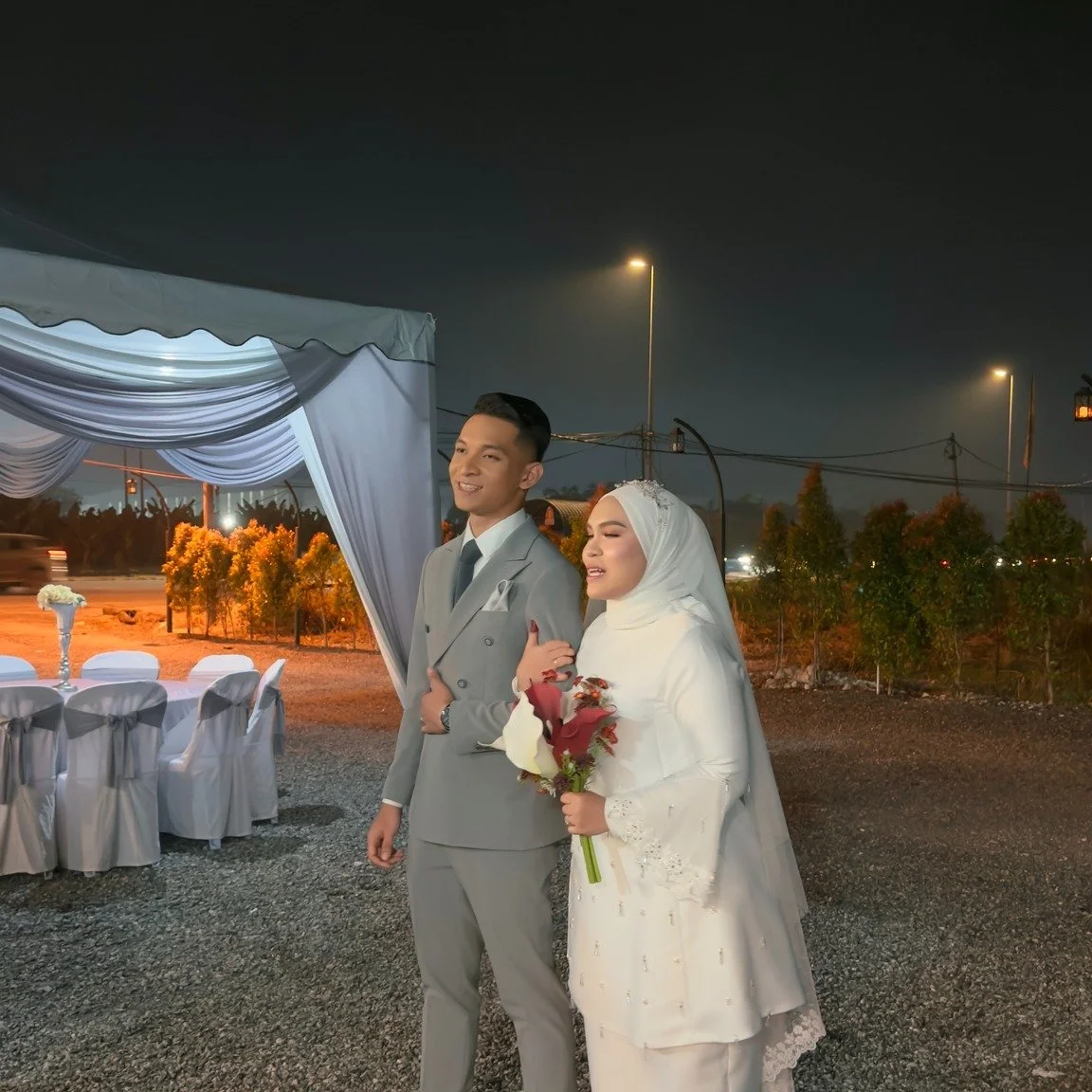 Majlis Sofea &amp; Rifqi memang SPECIAL! 🌙✨

Mereka pilih majlis malam sebab nak moment bunga api &mdash;
memang gempak, meriah dan penuh vibe romantik!
Serius, lain macam aura kalau sanding waktu malam. 😍

Ada ke yang suka konsep majlis sanding ma