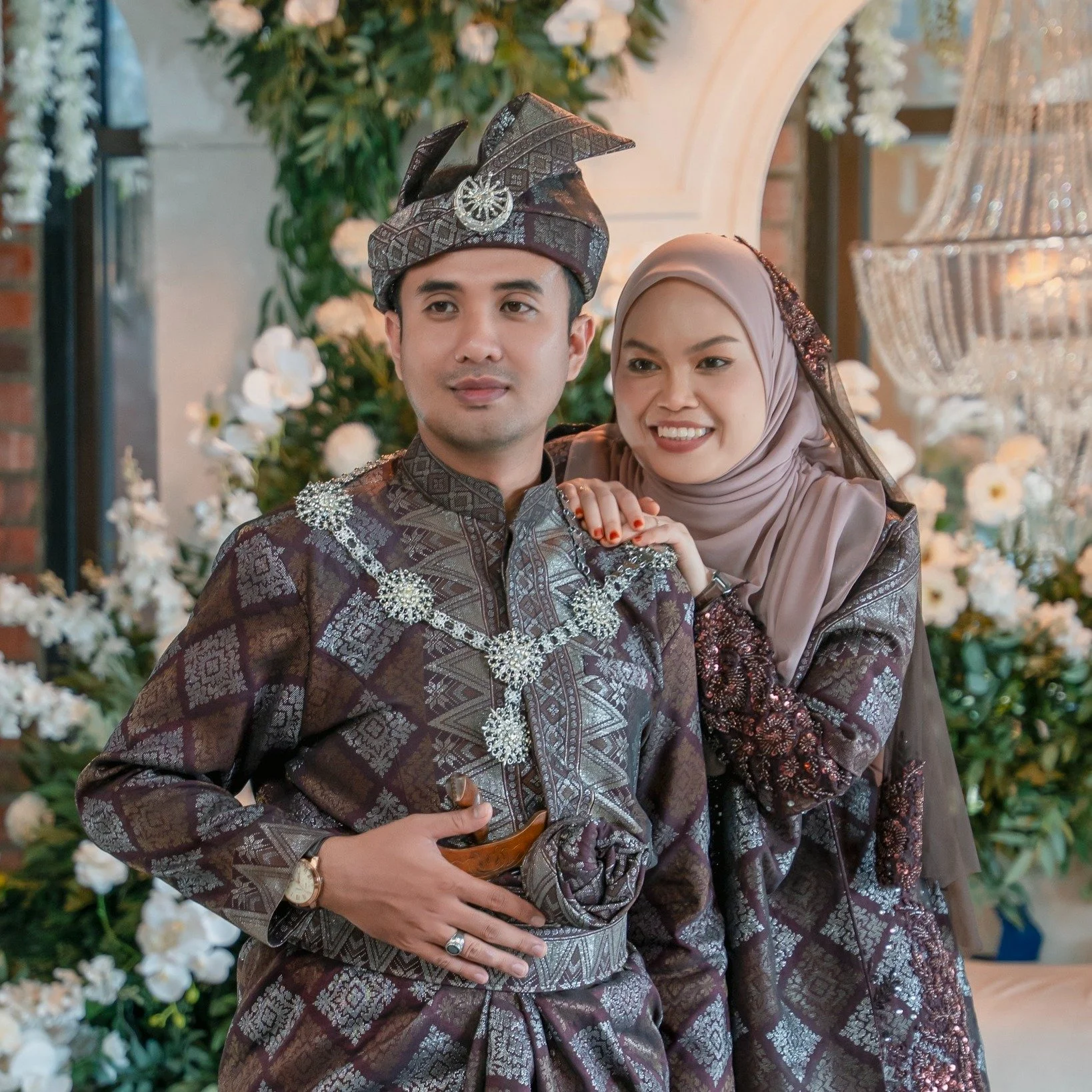Megat &amp; Nadzirah pilih warna yang tepat untuk Sua Avenue! 🎨✨

Gabungan warna mereka memang perfect dengan konsep red brick &amp; glass,
terus naik vibe klasik moden yang cantik dalam setiap gambar.

Majlis pun nampak eksklusif, simple tapi tetap
