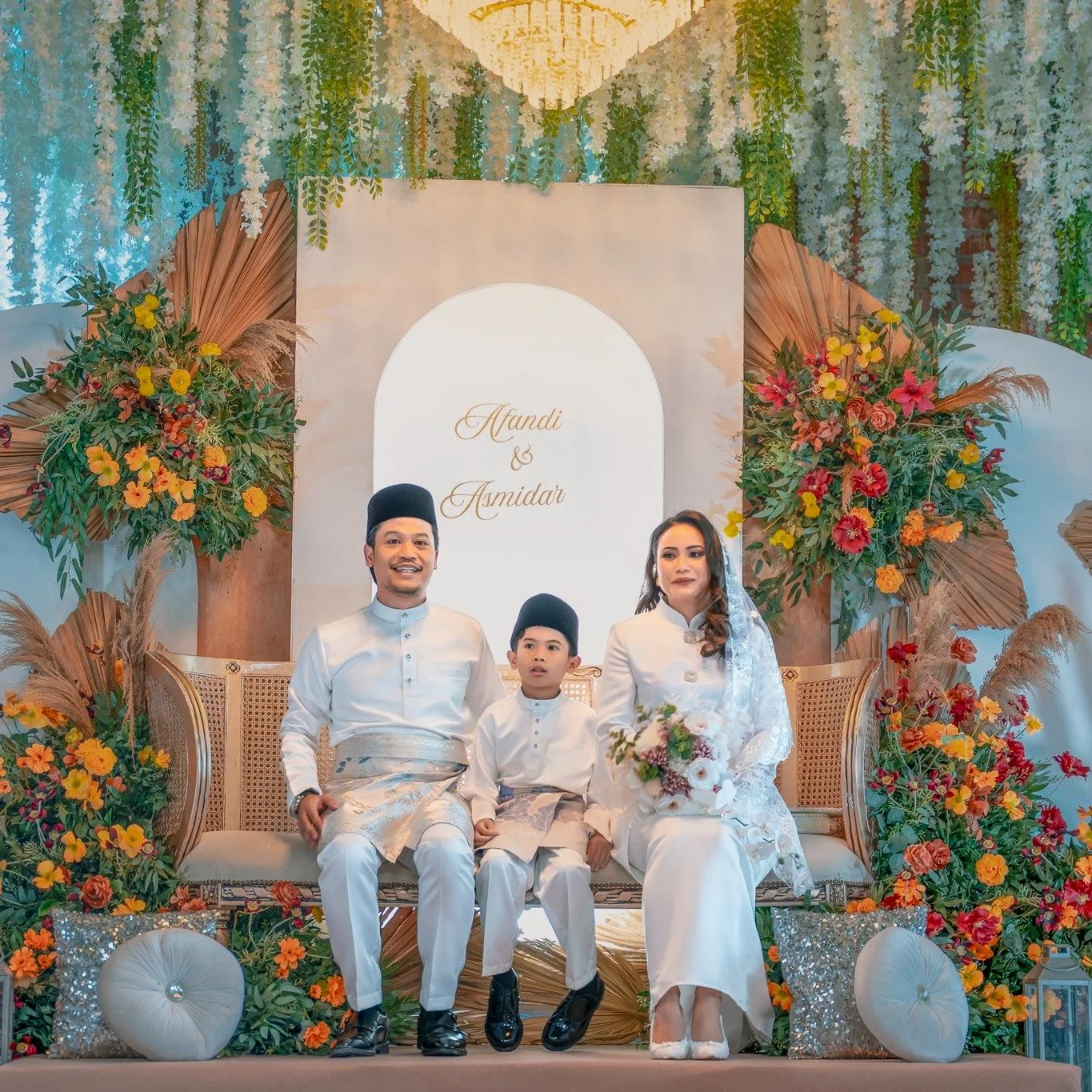 Afandi &amp; Asmidar &mdash; betapa bernilainya keluarga bersama pada hari yang dinantikan ini. 💍✨

Detik penuh makna ini bukan sekadar majlis,
tetapi tanda kasih sayang yang menyatukan dua keluarga menjadi satu.
Senyuman, doa, dan pelukan &mdash; s