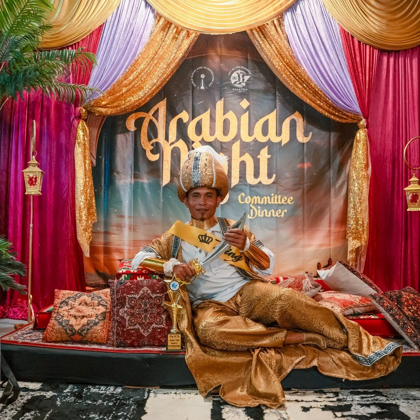 Dinner paling meriah dengan tema Arabian Night di Sua Avenue ✨🐪

Semua memang on point &mdash;
pakaian tema Arab, unta untuk sesi bergambar 📸,
kambing segar dijadikan juadah,
siap dengan cabutan bertuah lagi!
Suasana memang happening dari awal samp