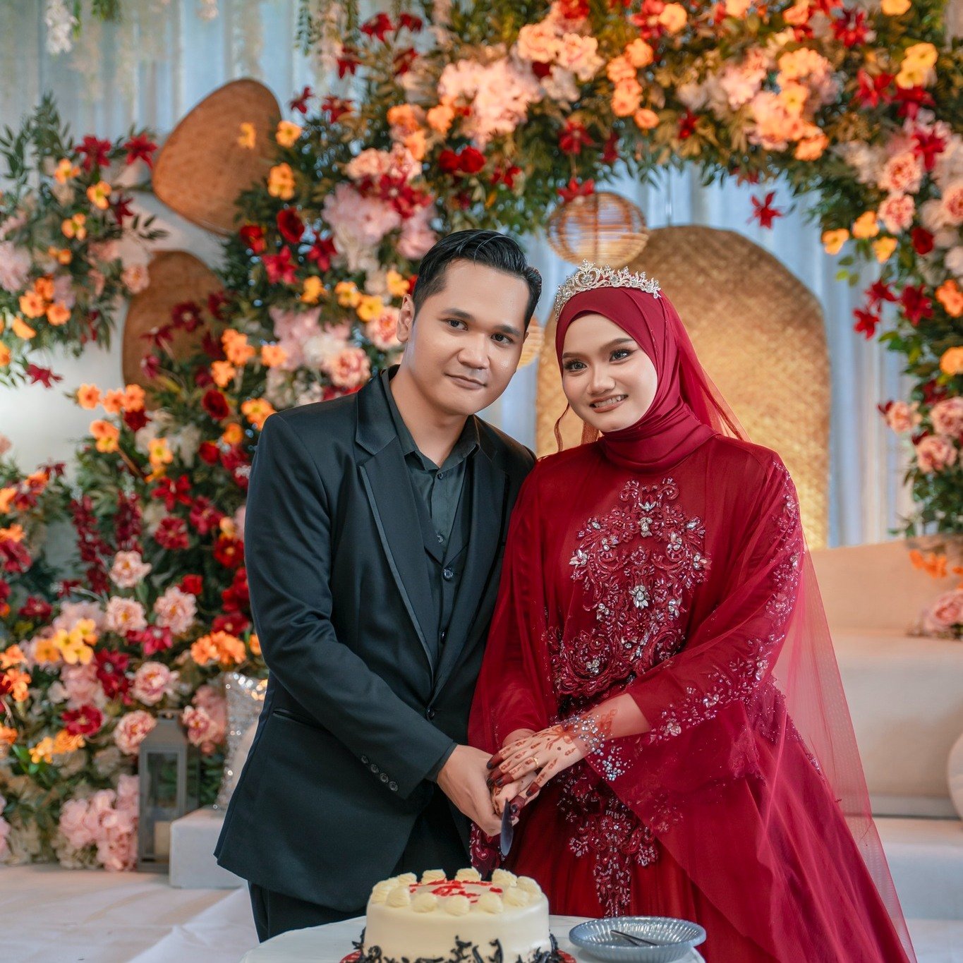 Kami memang suka attire pasangan pengantin baru Wardinda &amp; Danial&mdash;kemas, classy, dan ada &ldquo;aura&rdquo; dia tersendiri ✨
Kalau korang dapat hadir masa diorang berarak, confirm korang pun terpegun. Terima kasih sebab pilih Sua Avenue Eve
