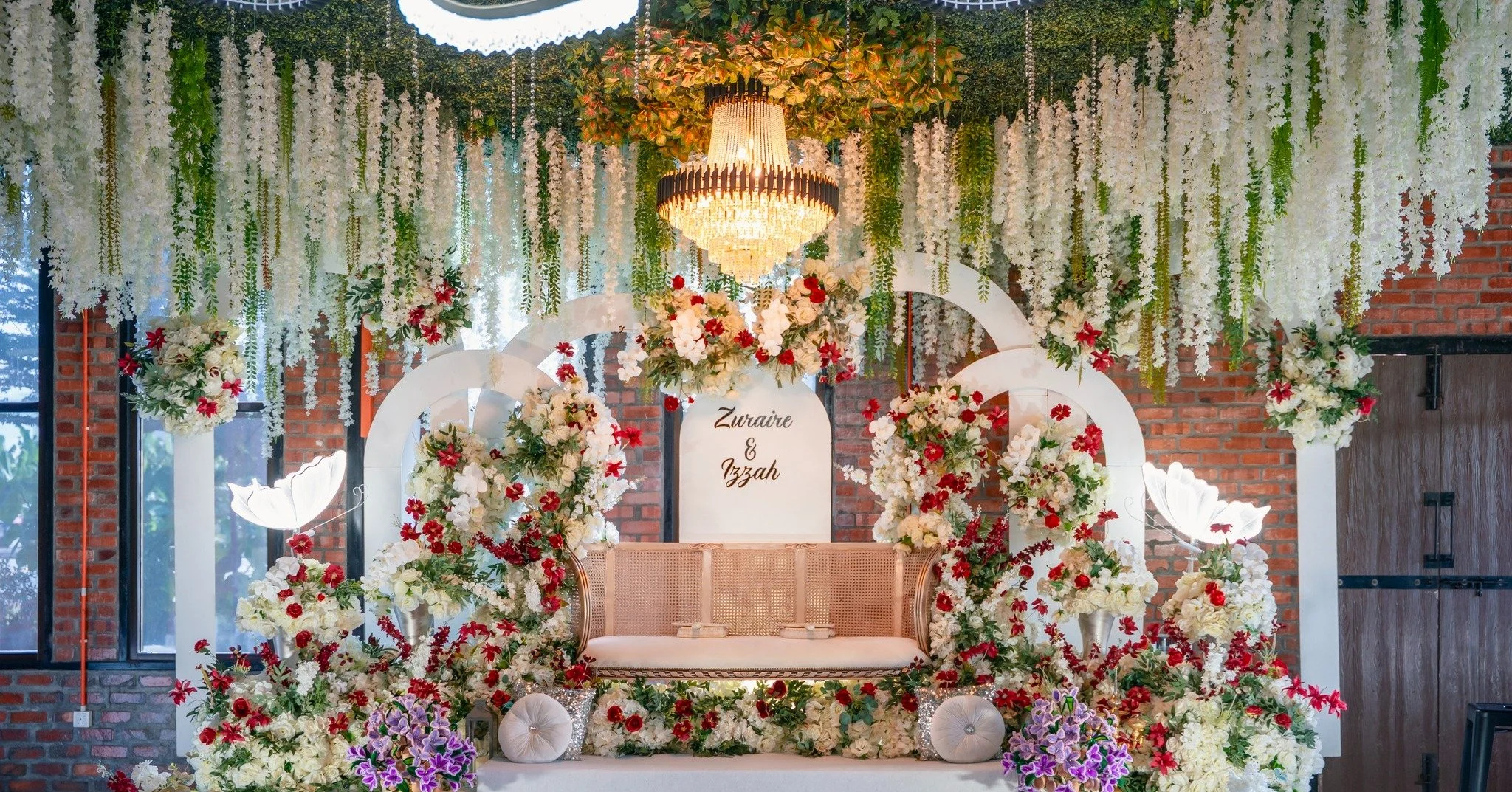 Wedding Zuraire &amp; Izzah antara contoh pelamin custom yang kami sediakan ✨
Pelamin ini PERCUMA untuk semua yang booking di Sua Avenue dan boleh custom ikut citarasa pengantin &mdash; boleh tukar warna bunga, kerusi, panel dan apa-apa sahaja ikut v