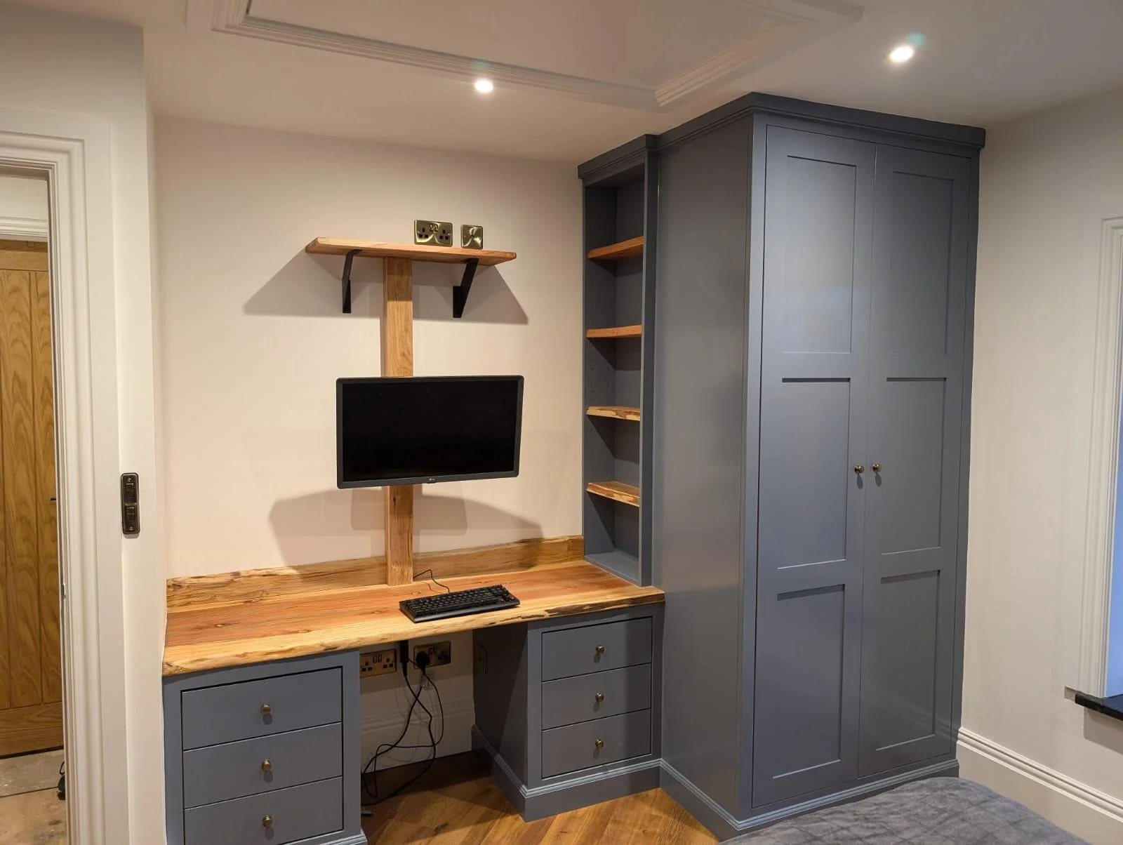 carpenter to make bespoke shelf with desk fit to room size in Bristol. bespoke fitted furniture and storage. carpenter for odd jobs in Bristol