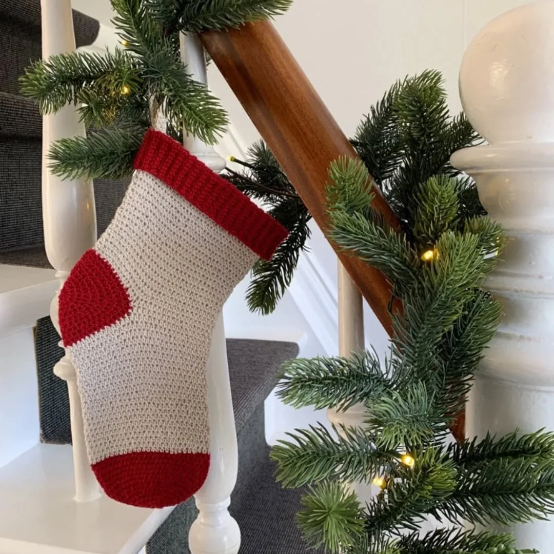 Julius Julesok 🎅

Ny h&aelig;kleopskrift p&aring; en klassisk julesok, uden s&aring; mange dikkedarer. Julesokken er h&aelig;klet i Coast fra Holst Garn.

Du kan k&oslash;be opskriften lige her 👇

www.garnloekke.com 

#julesok #h&aelig;kletjulesok 