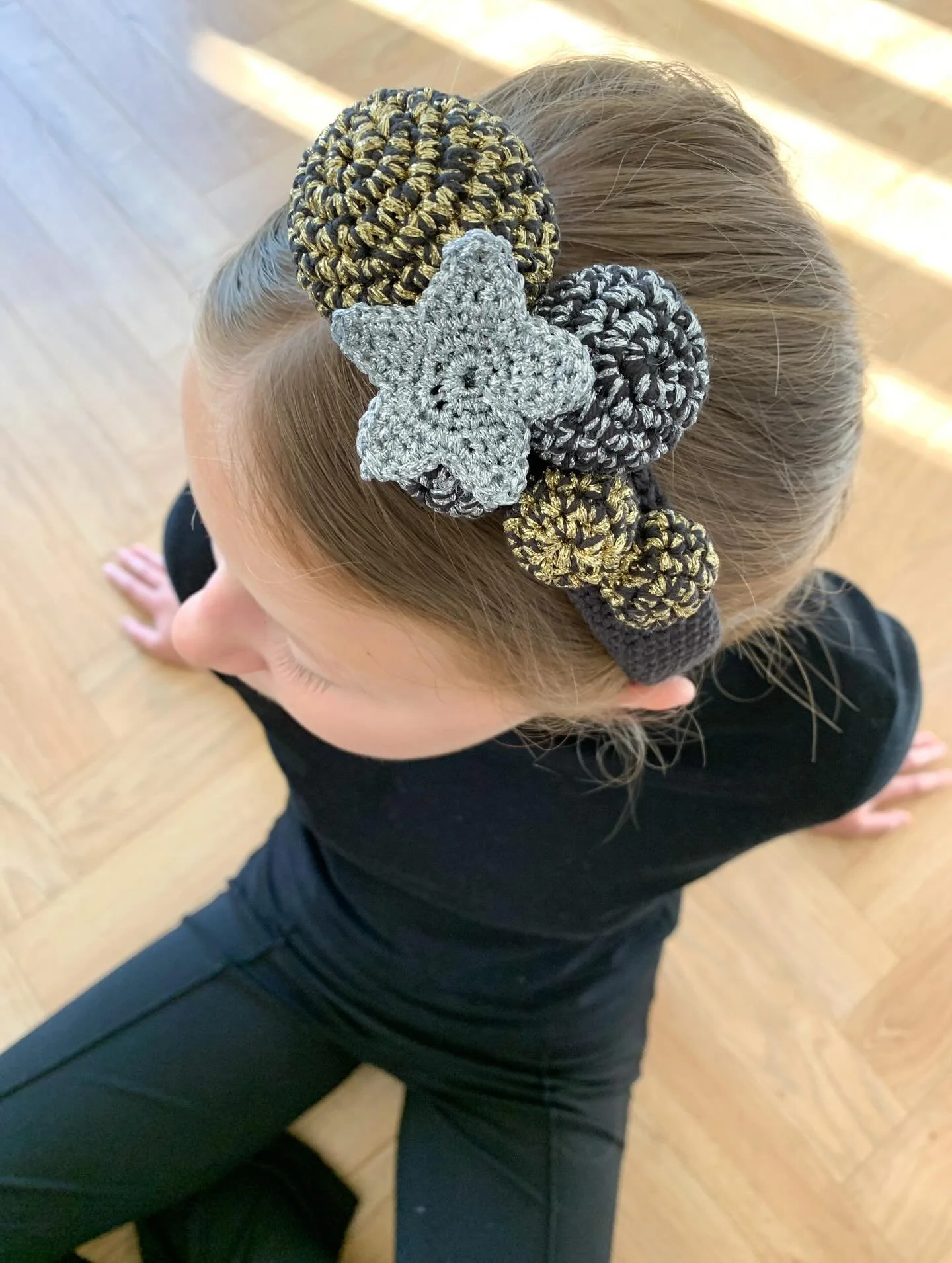 NY OPSKRIFT 🎉

H&aelig;klet festlig h&aring;rb&oslash;jle til b&aring;de mor og datter. Passer perfekt til nyt&aring;rsaften. Opskriften finder du lige her 👇

www.garnloekke.com

#h&aelig;kle #handmade #h&aelig;klerier #h&aelig;kling #h&aelig;klet 