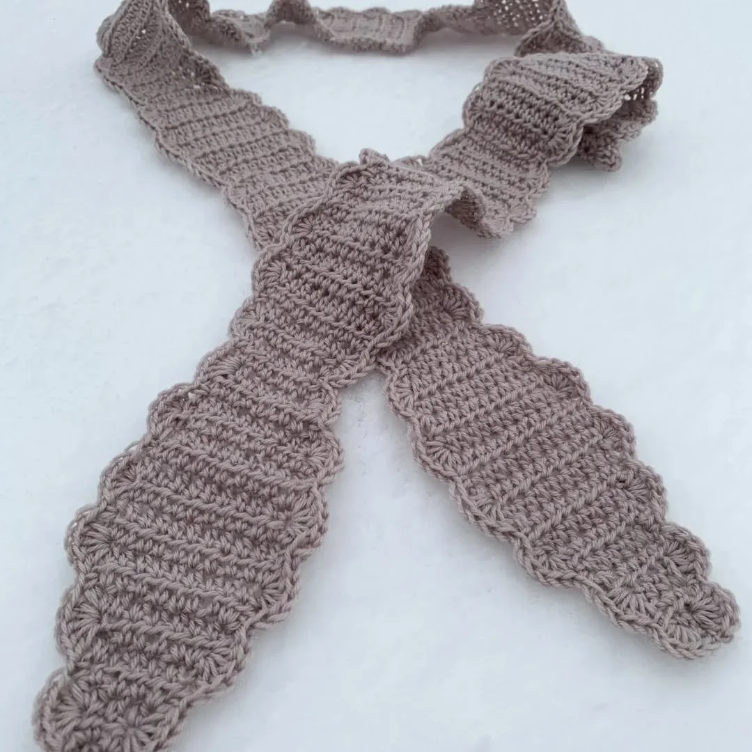 MANIC MONDAY SCARF 🩶

Ny h&aelig;kleopskrift p&aring; elegant og feminint scarf, h&aelig;klet i Lillemor by Permin, det bl&oslash;deste merinould. 
Designet er i en ekstra lang udgave, s&aring; det kan vikles rundt om halsen hele 3 gange. Perfekt ti