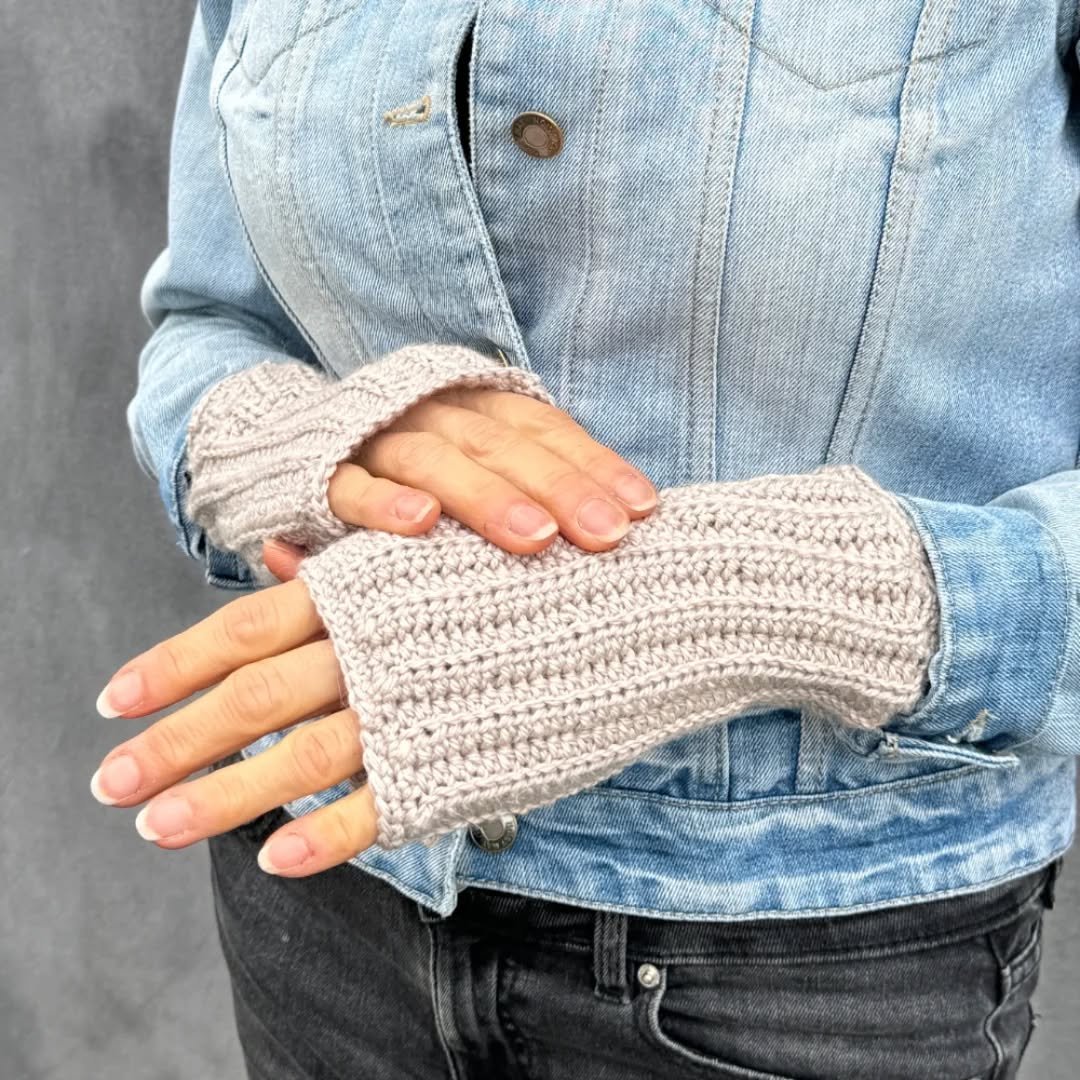 WINTER WONDER PULSVARMERE 🩶

Ikke nogen ny opskrift, men fortjener bestemt et repost. Vejret lige nu kalder jo bare p&aring; l&aelig;kre h&aelig;kleprojekter, som s&oslash;rger for at du lidt bedre kan holde varmen p&aring; de meget kolde dage. 

Op