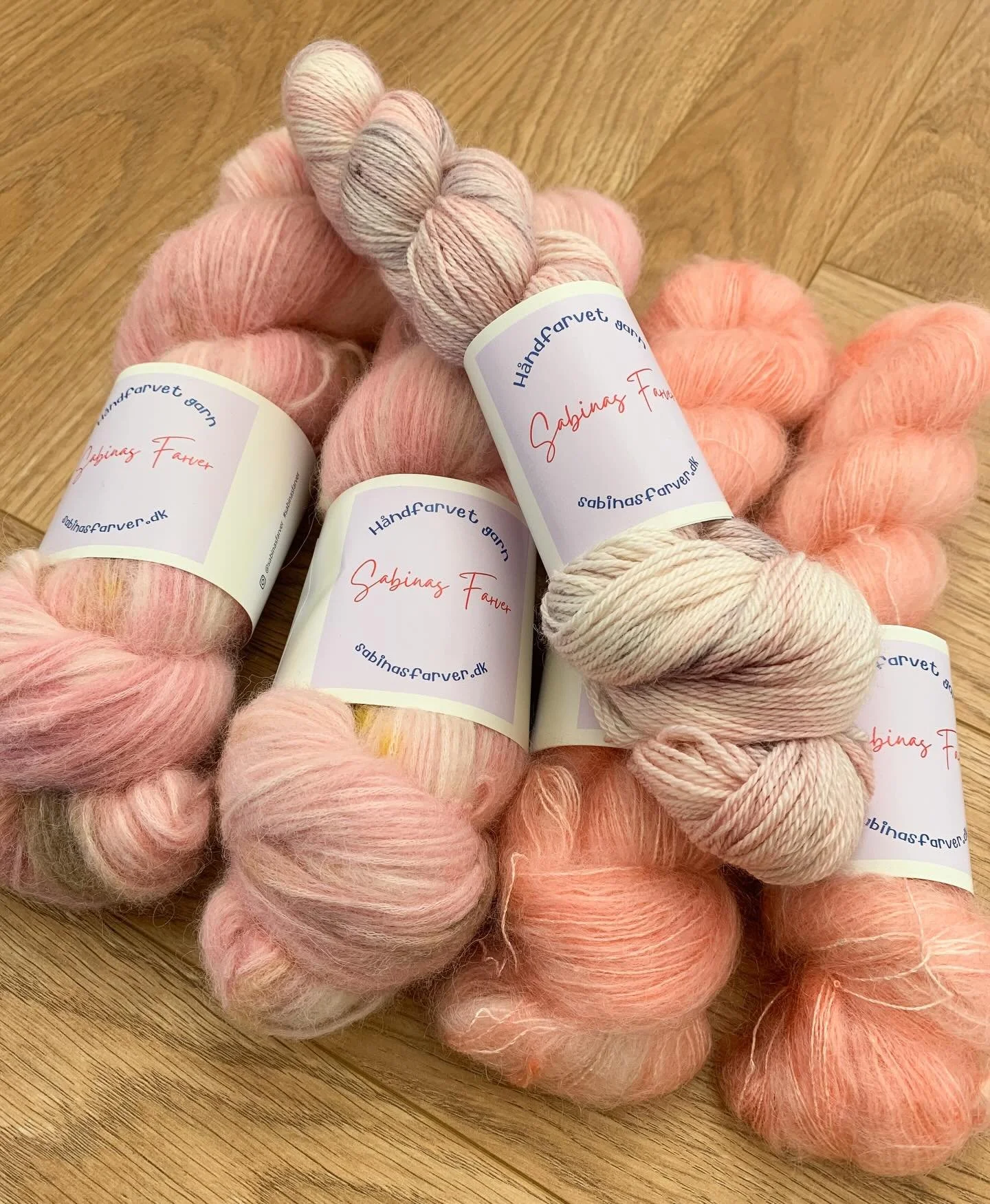 Har lige modtaget dette super l&aelig;kre garn fra @sabinasfarver 
Sabina og jeg har indg&aring;et et samarbejde, hvor jeg skal genoph&aelig;kle nogle af mine opskrifter i Sabinas l&aelig;kre h&aring;ndlavede garn. M&aring; sige jeg er meget imponere