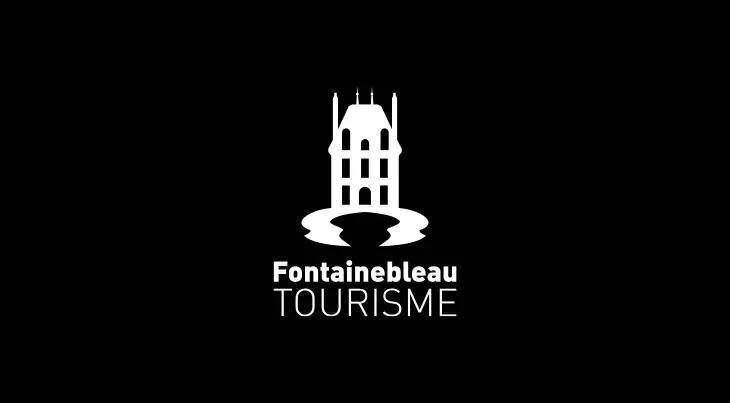 Logo de Fontainebleau Tourisme avec une tour et un reflet aquatique.