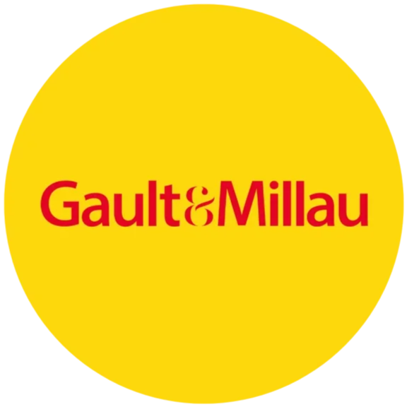 Logo de Gault & Millau sur fond jaune.