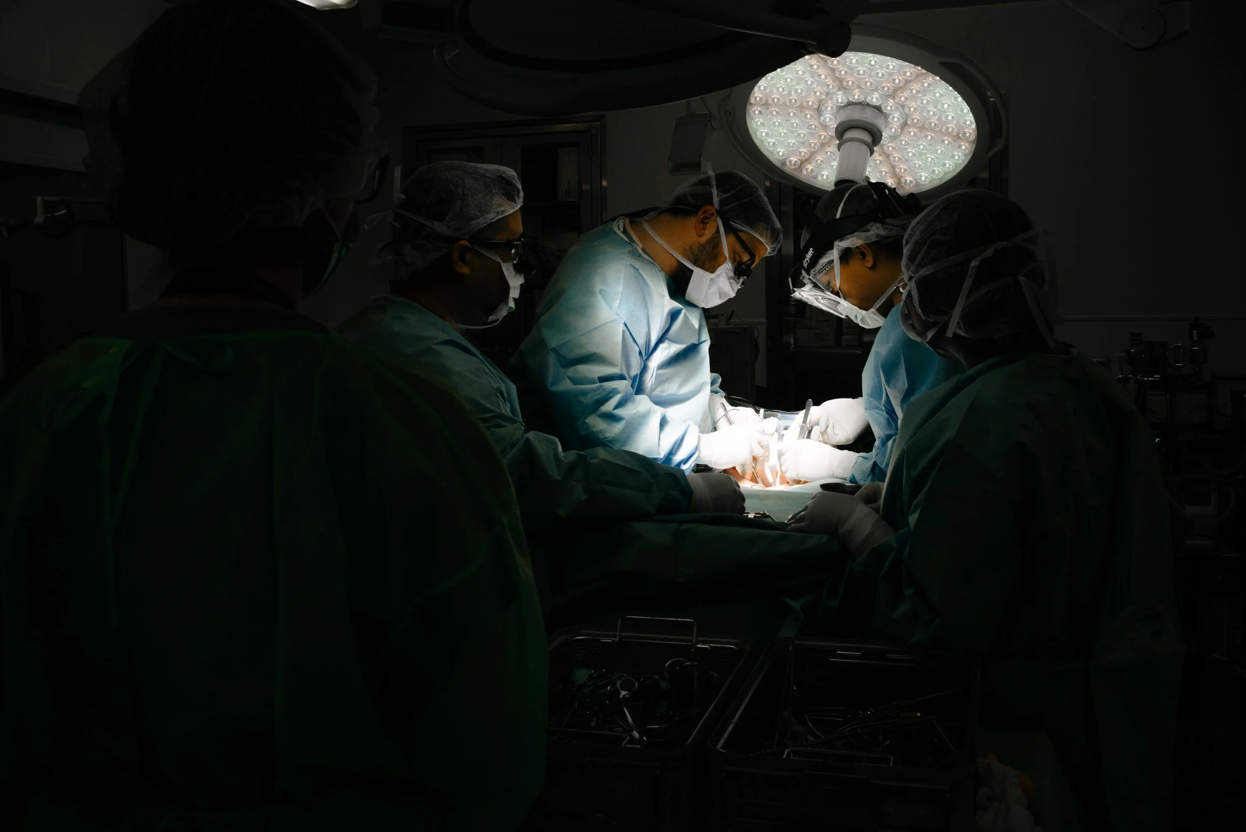 Surgeons working together during an operation in an operating room.